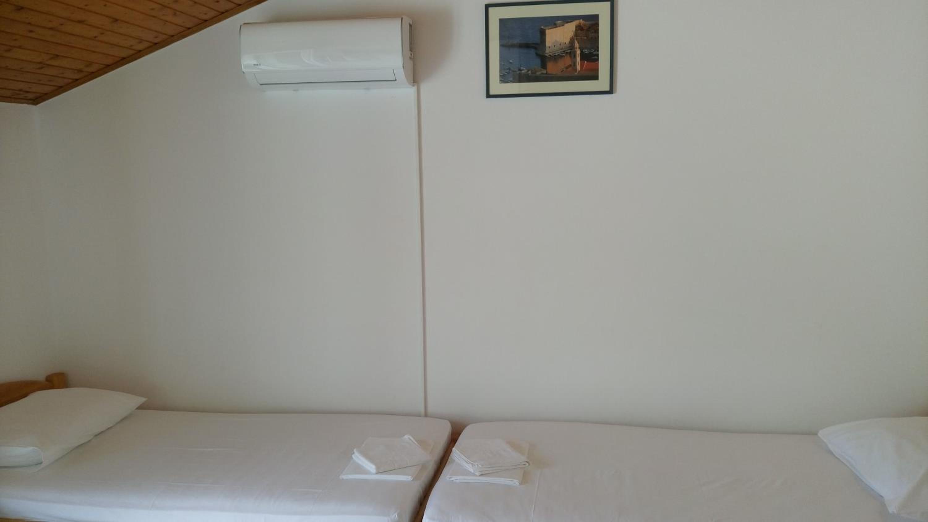Triple Room with Private Bathroom - Photo 3