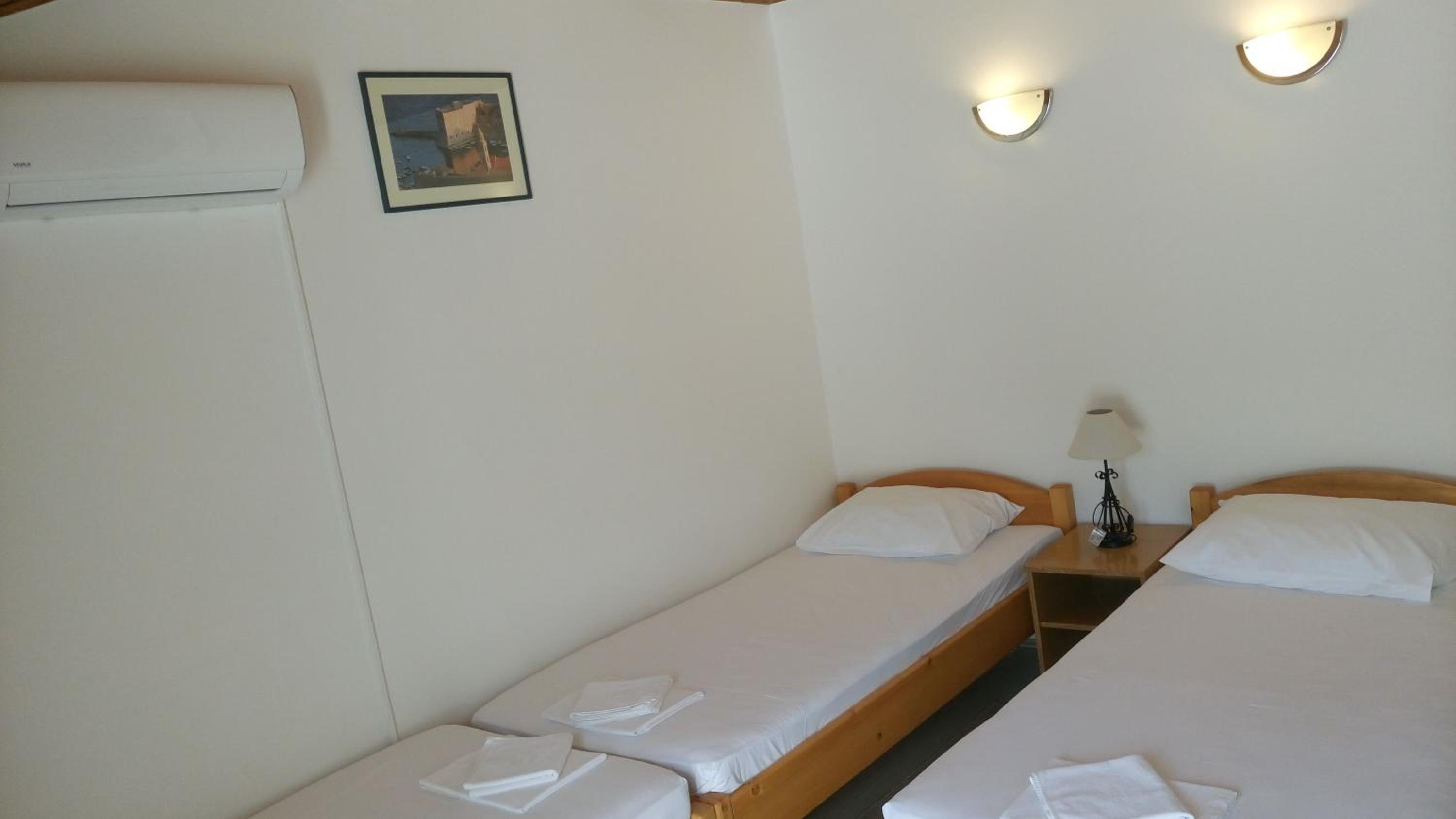 Triple Room with Private Bathroom - Photo 4