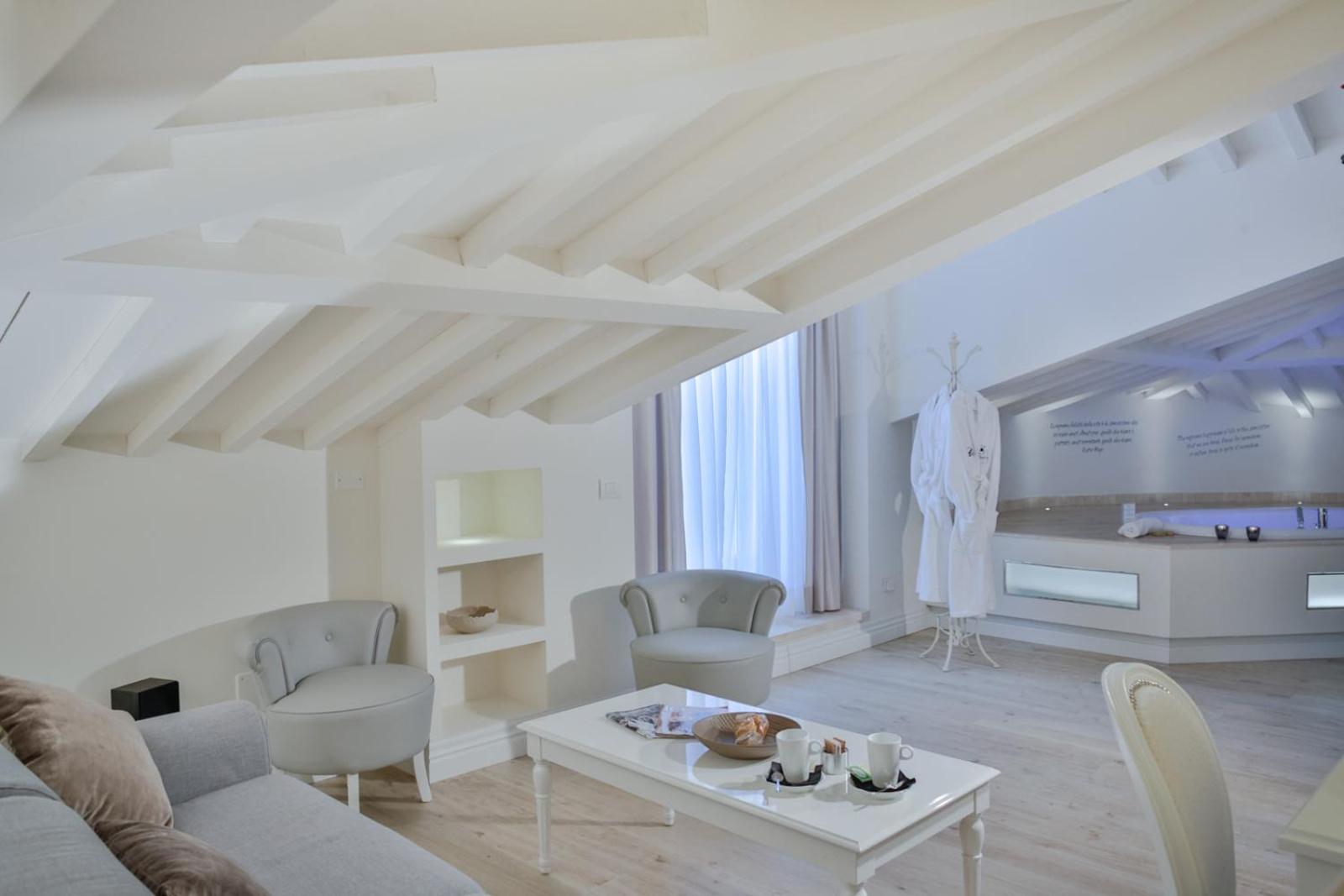 Suite with Terrace and Spa Bath photo 3