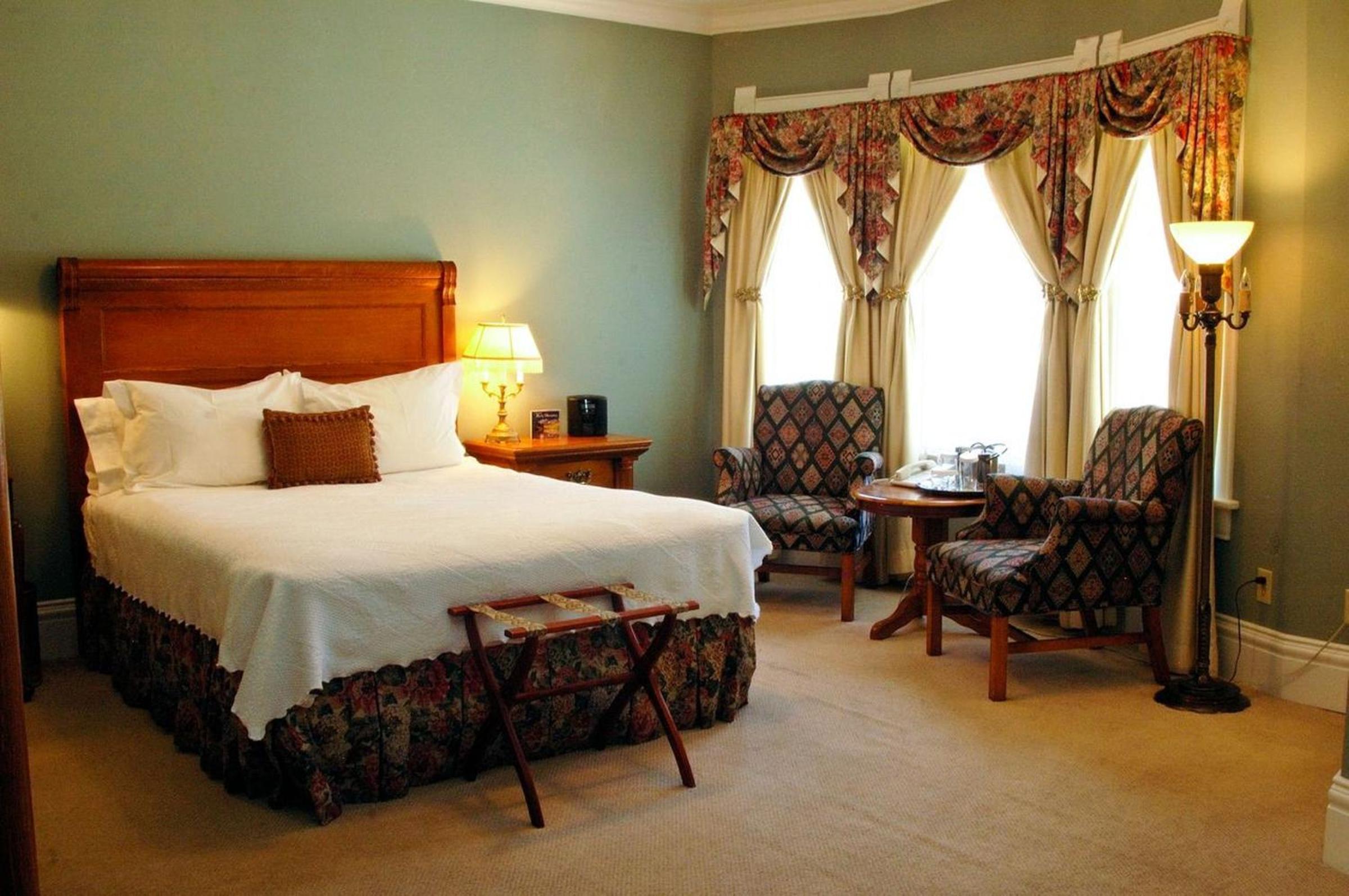 Deluxe King Suite - Mountain View