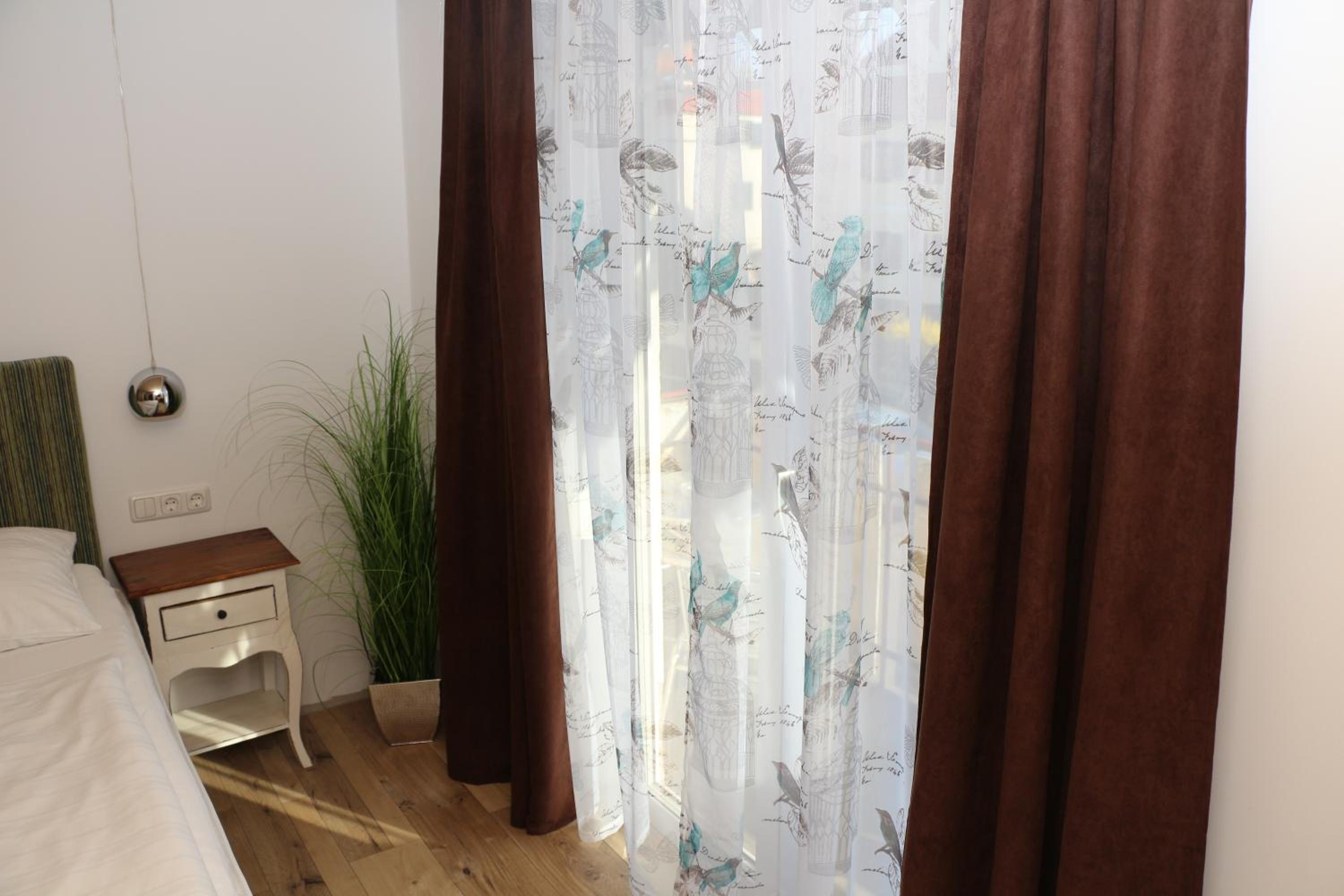 Double Room with Balcony - Photo 8