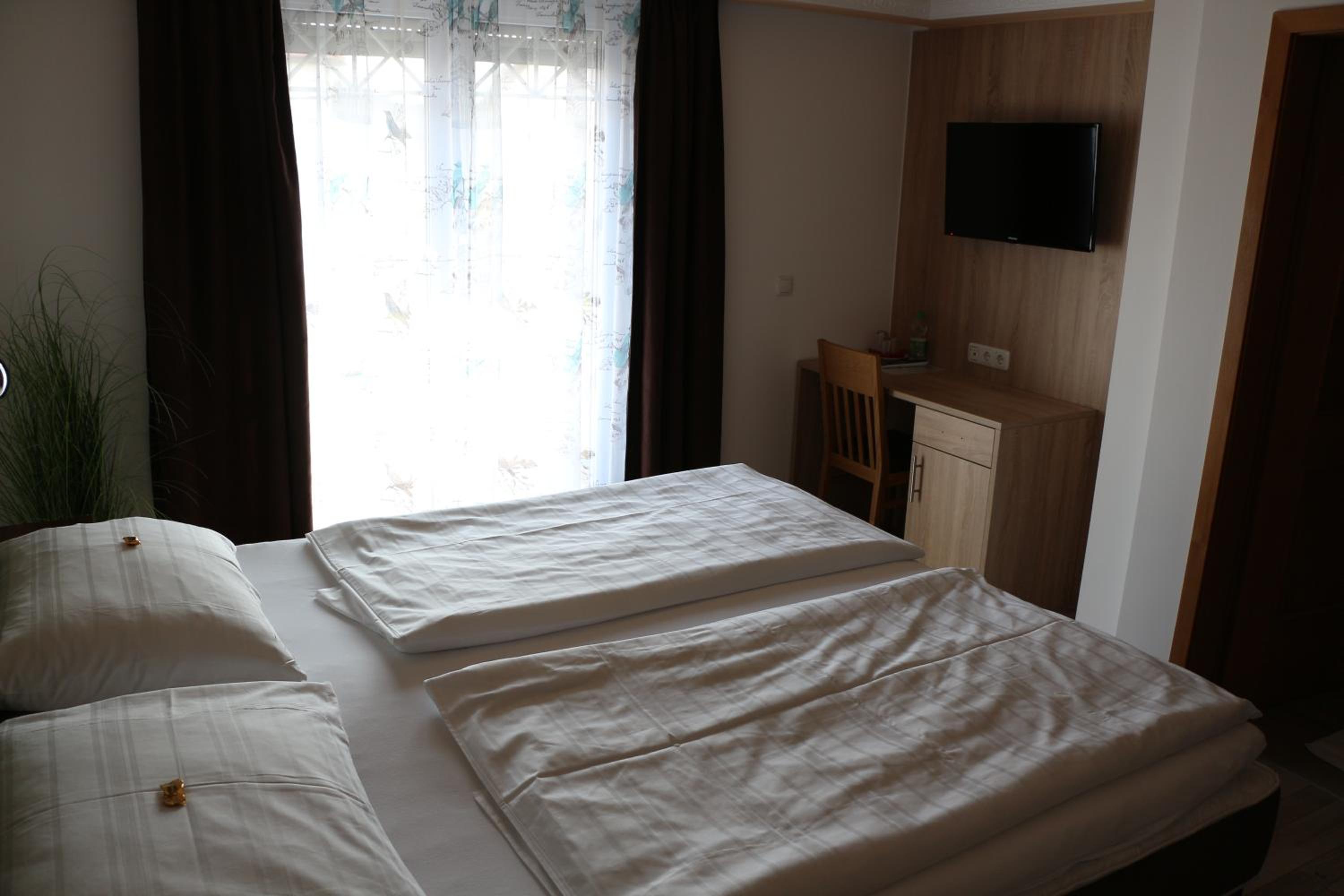 Double Room with Balcony - Photo 6