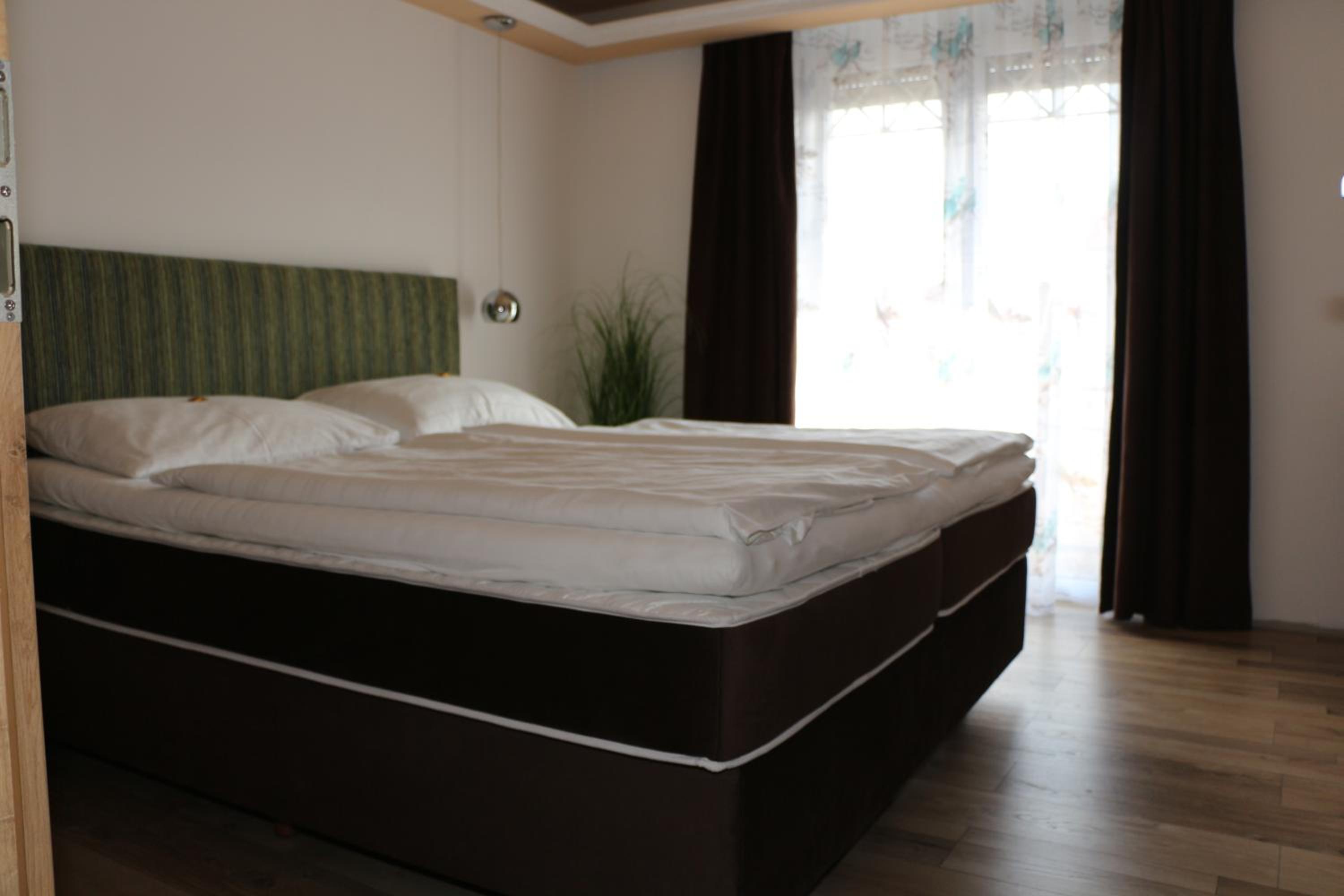 Double Room with Balcony - Photo 3
