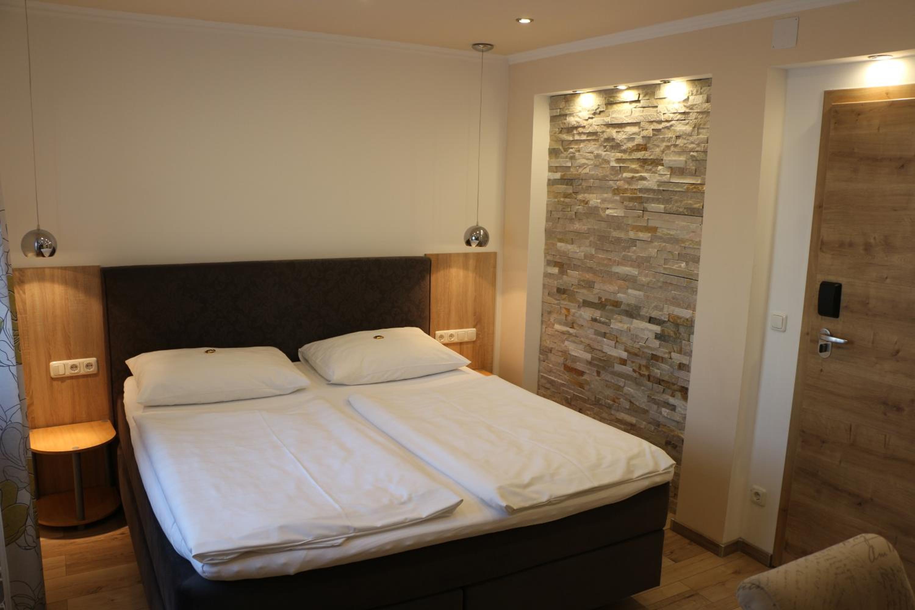 Double Room with Balcony - Photo 13