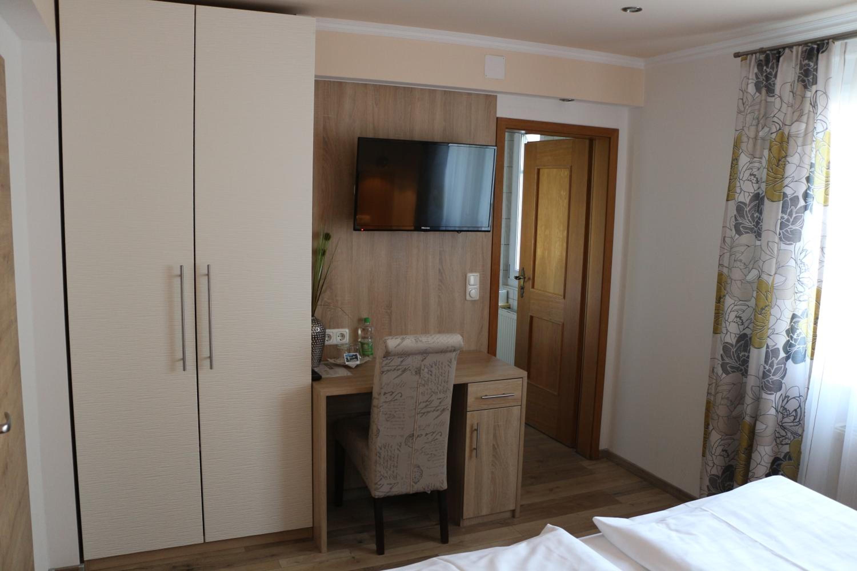 Double Room with Balcony - Photo 14