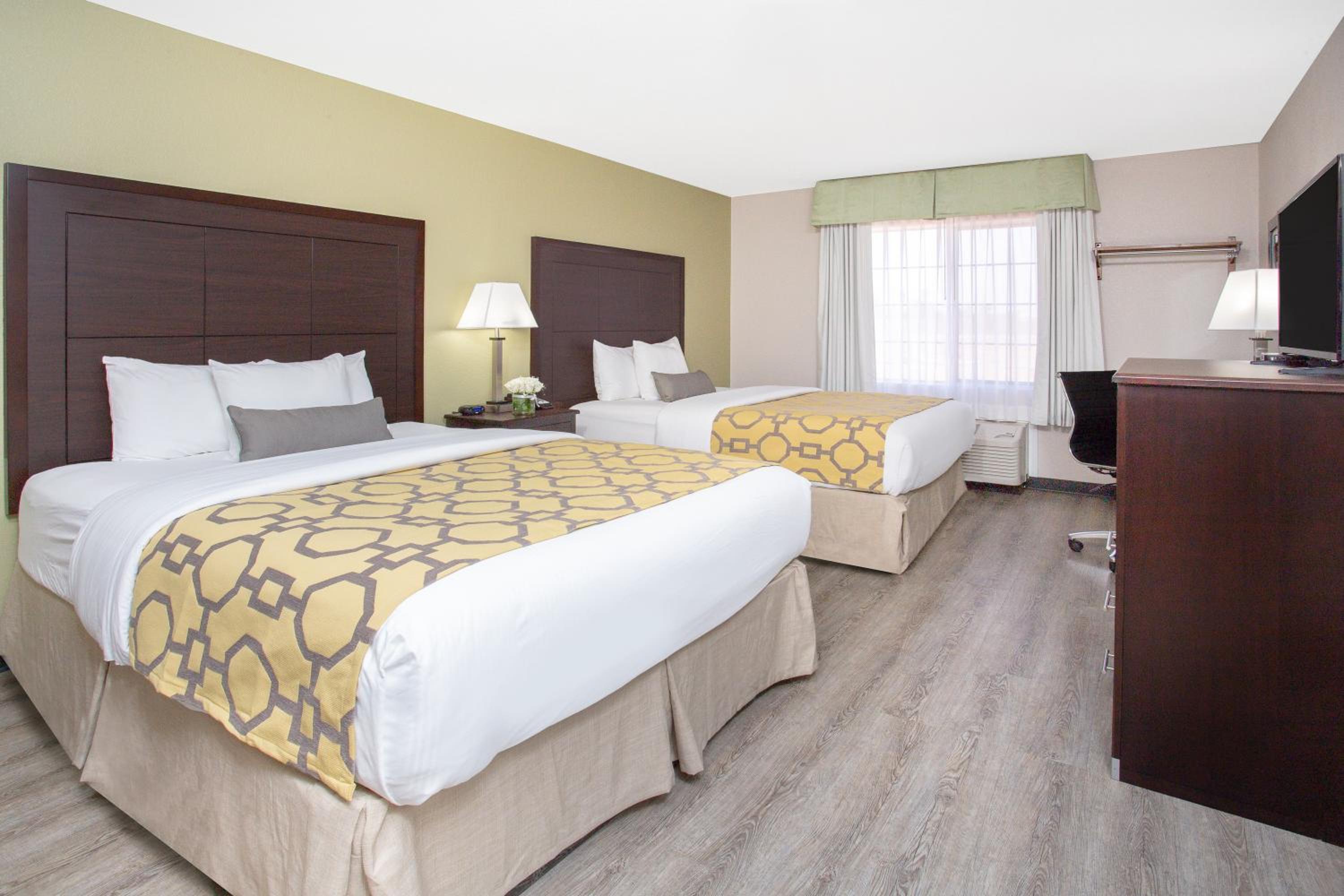 Queen Room with Two Queen Beds - Non-Smoking - Photo 16