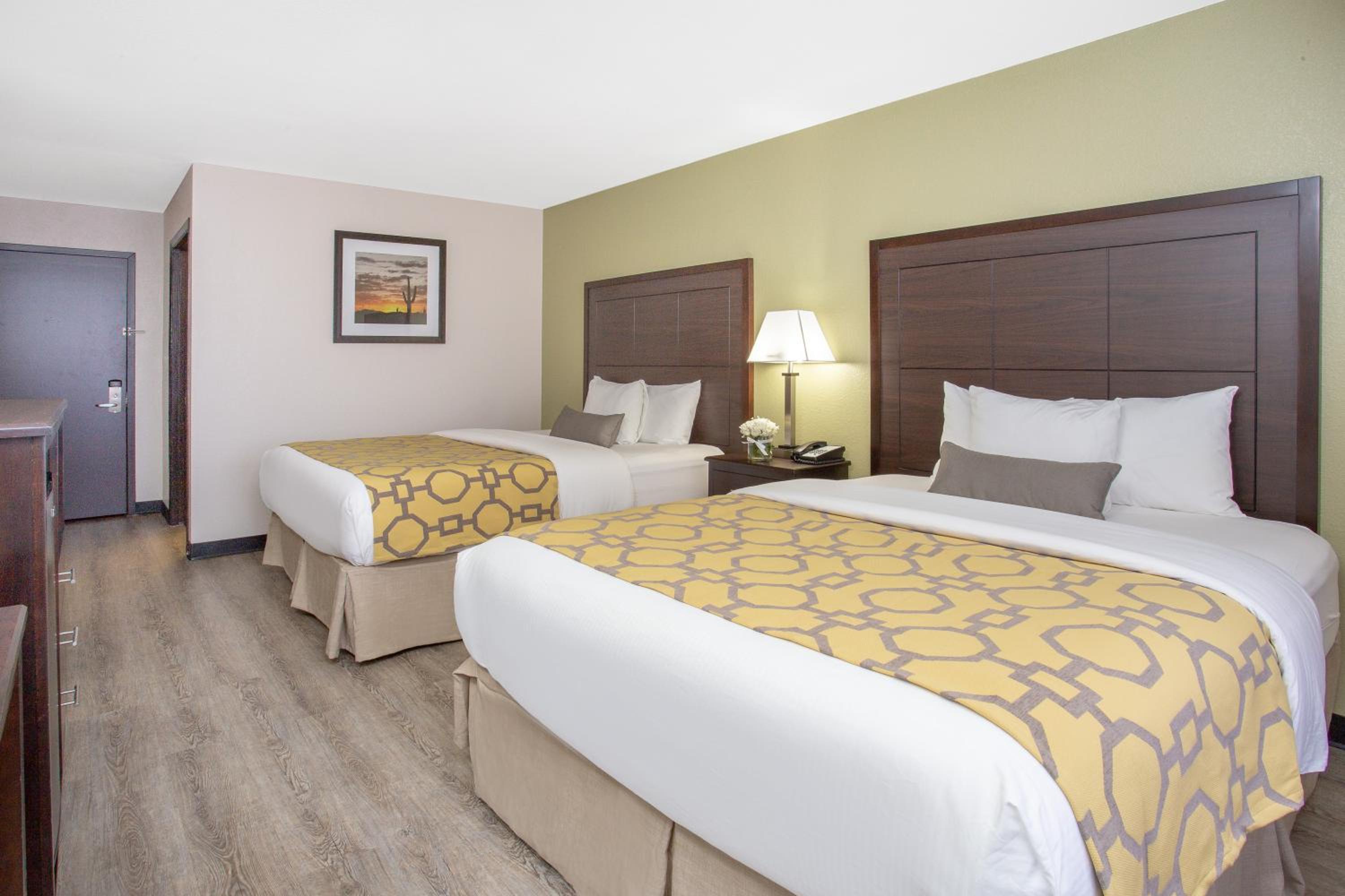 Queen Room with Two Queen Beds - Non-Smoking - Photo 17