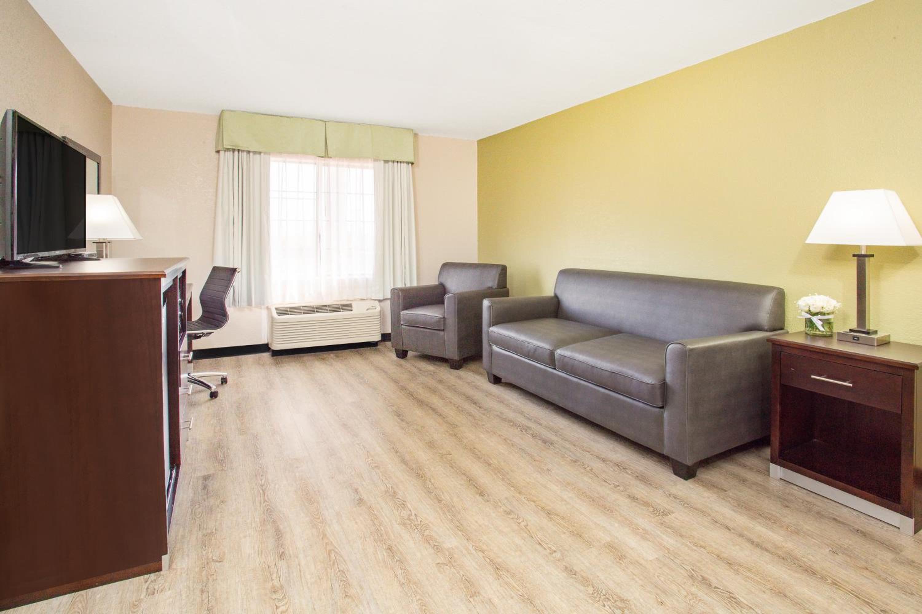 King Suite - Non-Smoking - Photo 7