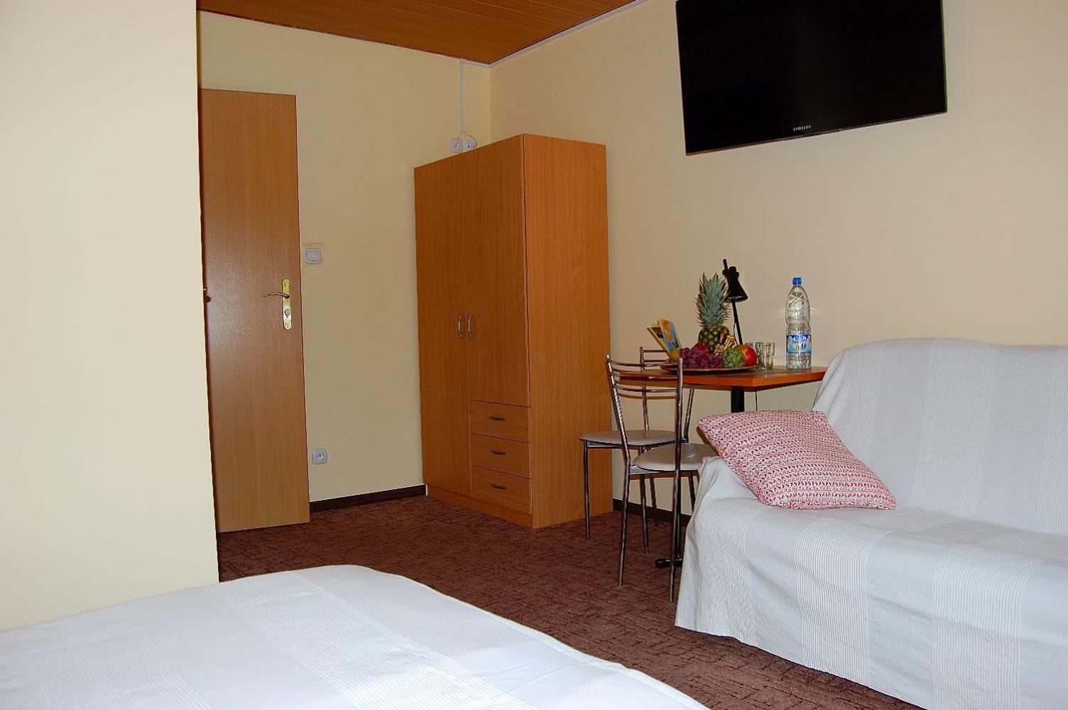 Quadruple Room with Private Bathroom photo 2