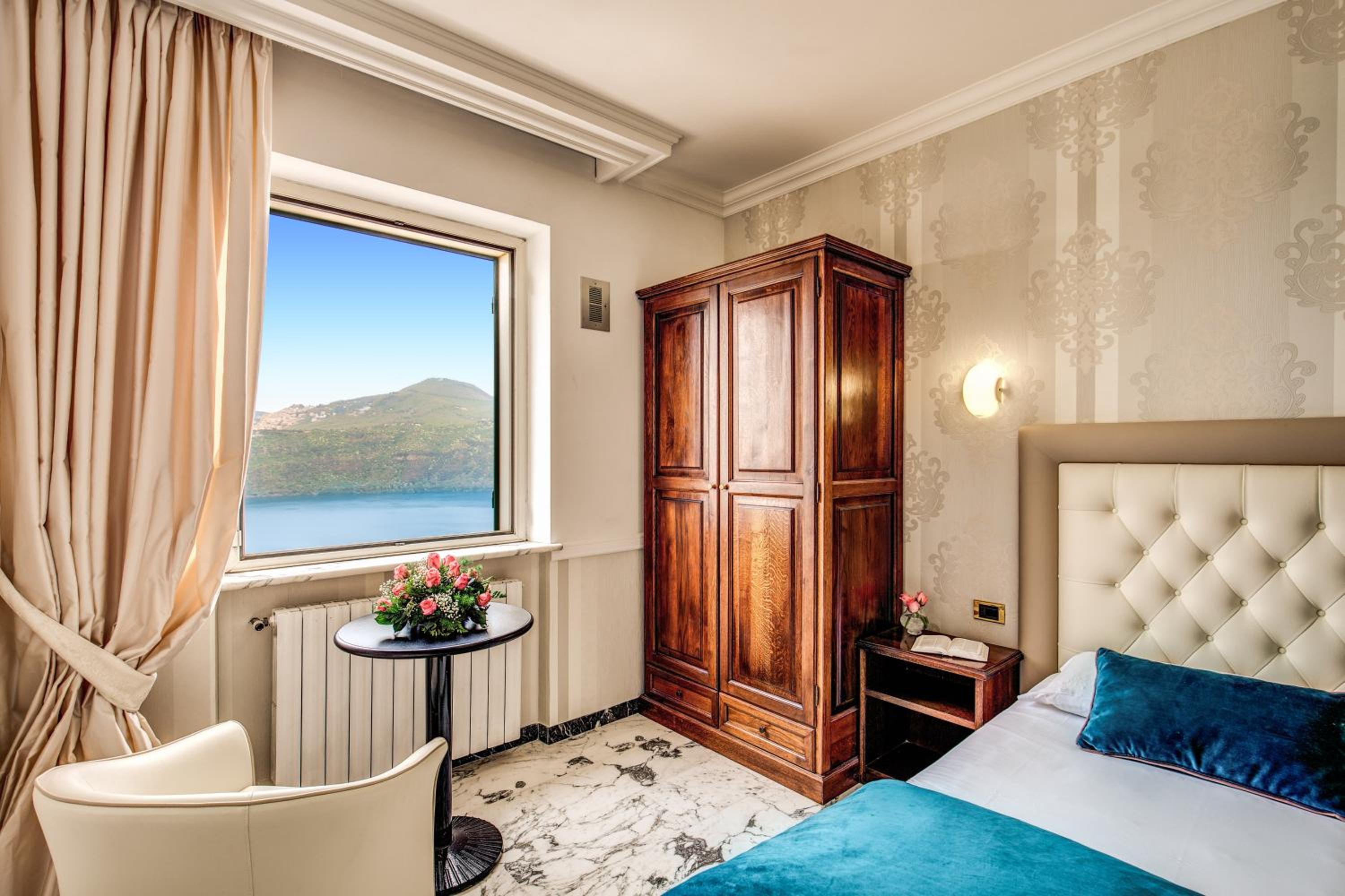 Double Room with Lake View - Photo 3
