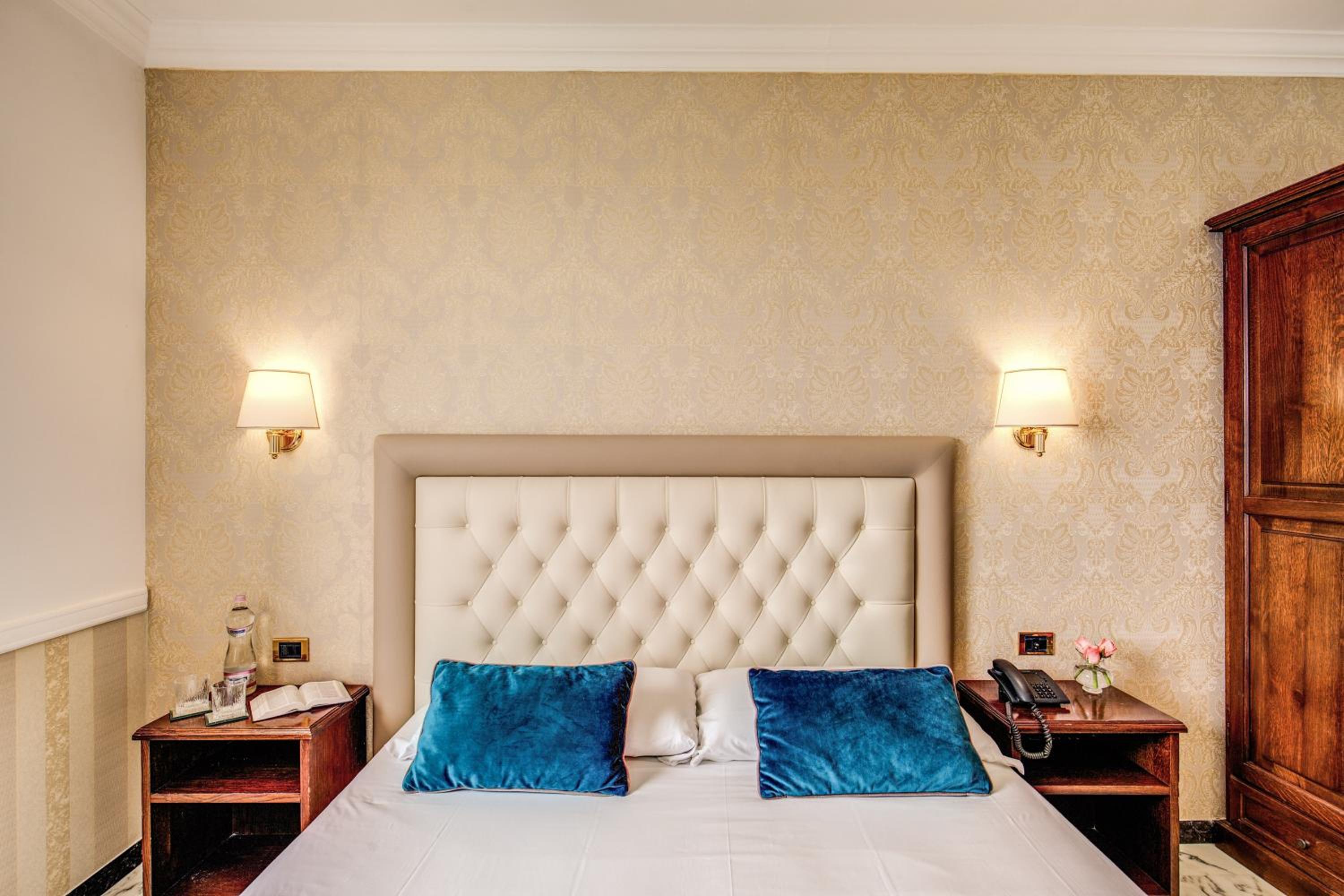 Standard Double or Twin Room - Photo 4