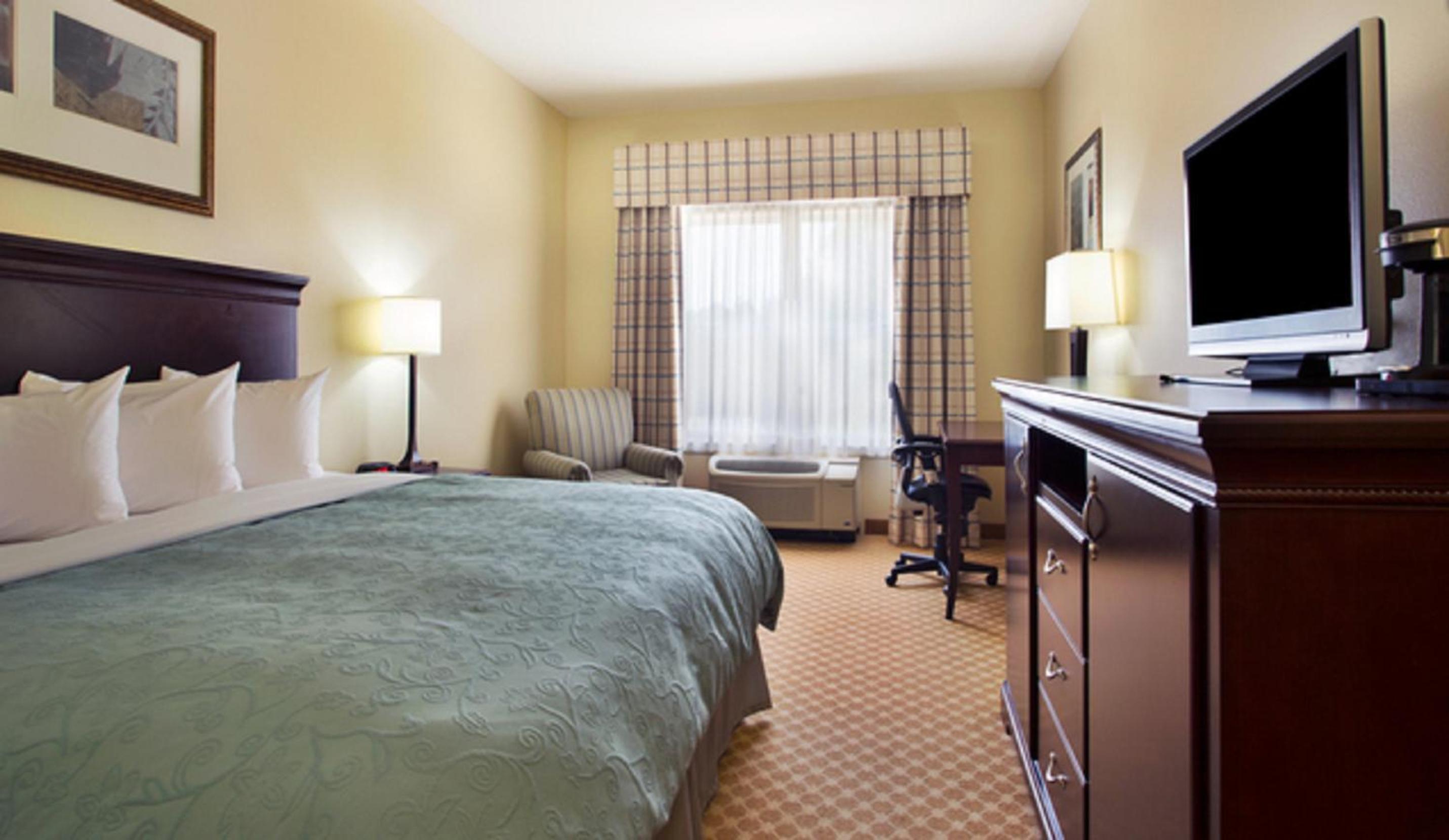 1 King Bed | Suite, Non-Smoking, Sofa-Bed - Photo 2