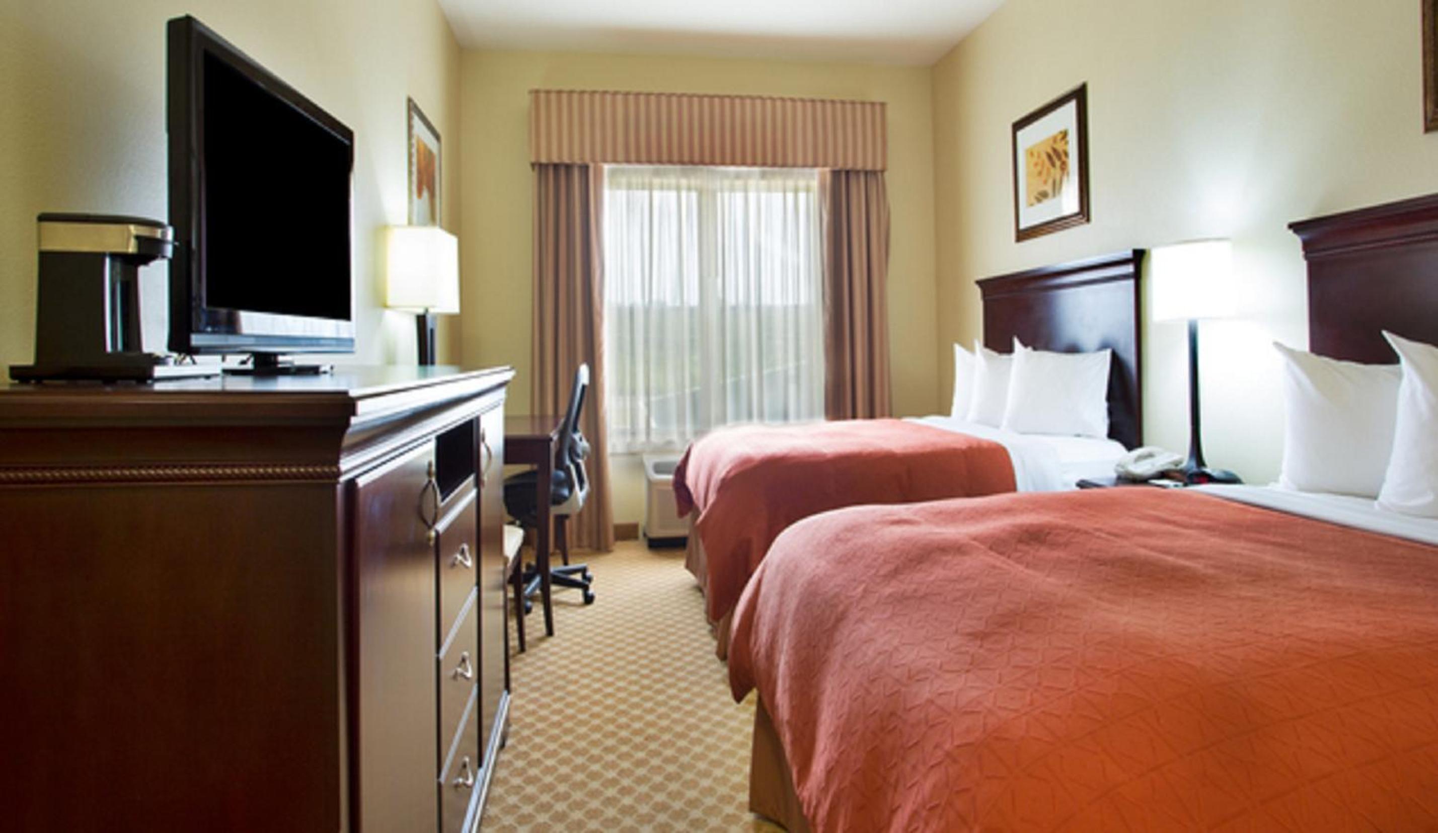 Queen Room with Two Queen Beds - Photo 3