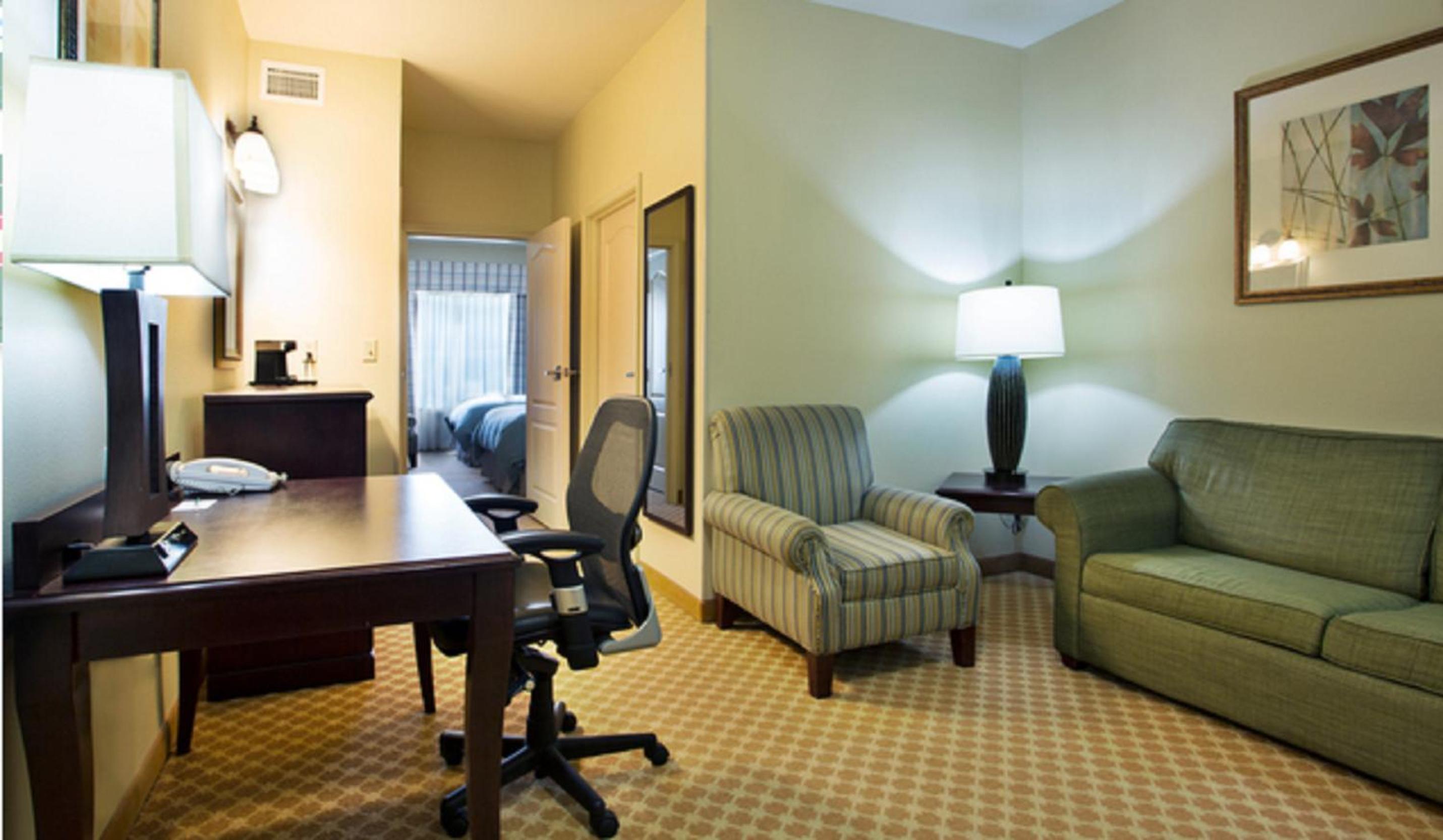 1 King Bed | Suite, Non-Smoking, Sofa-Bed - Photo 3