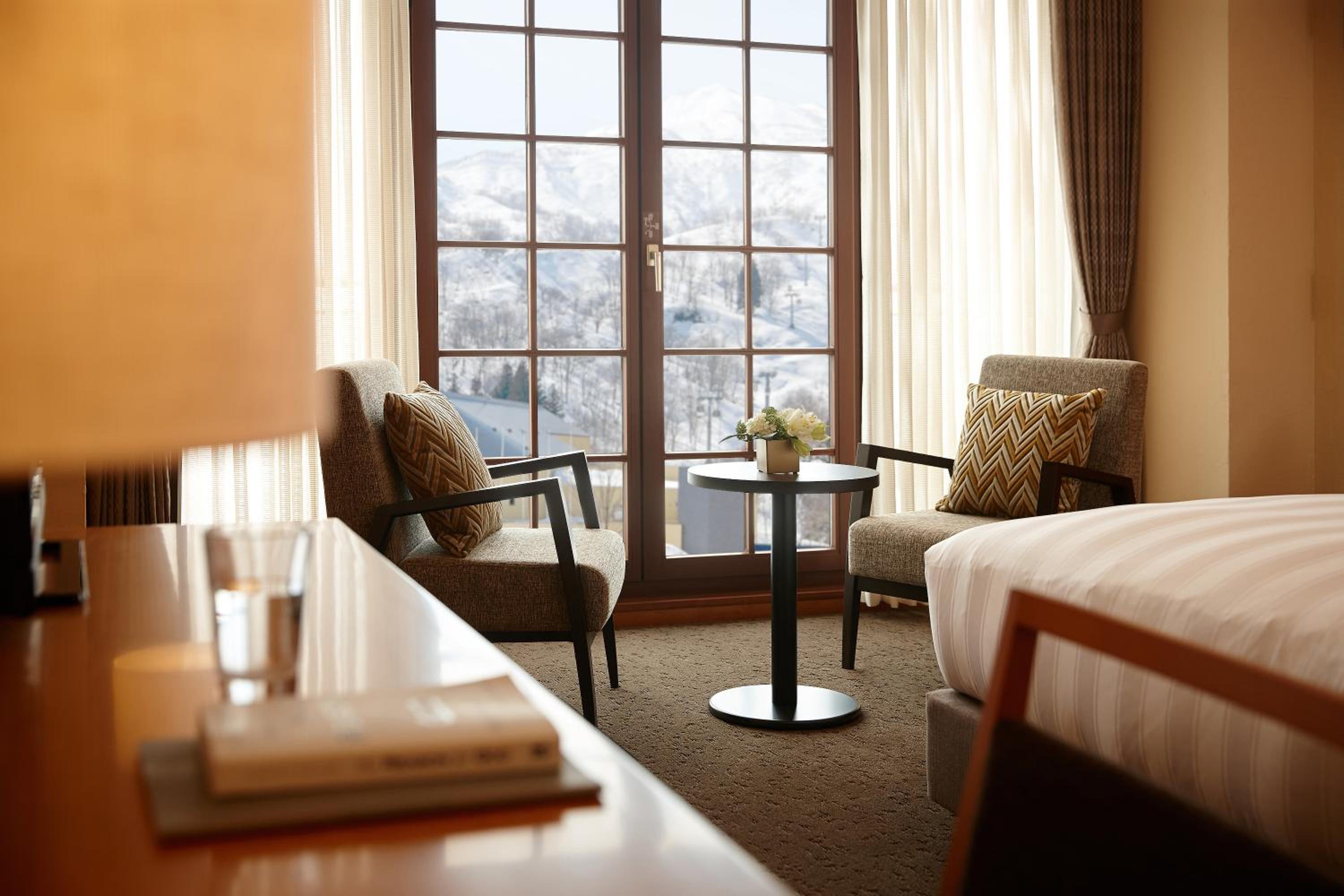 Superior Twin Room with Mountain View (2 beds) photo 2