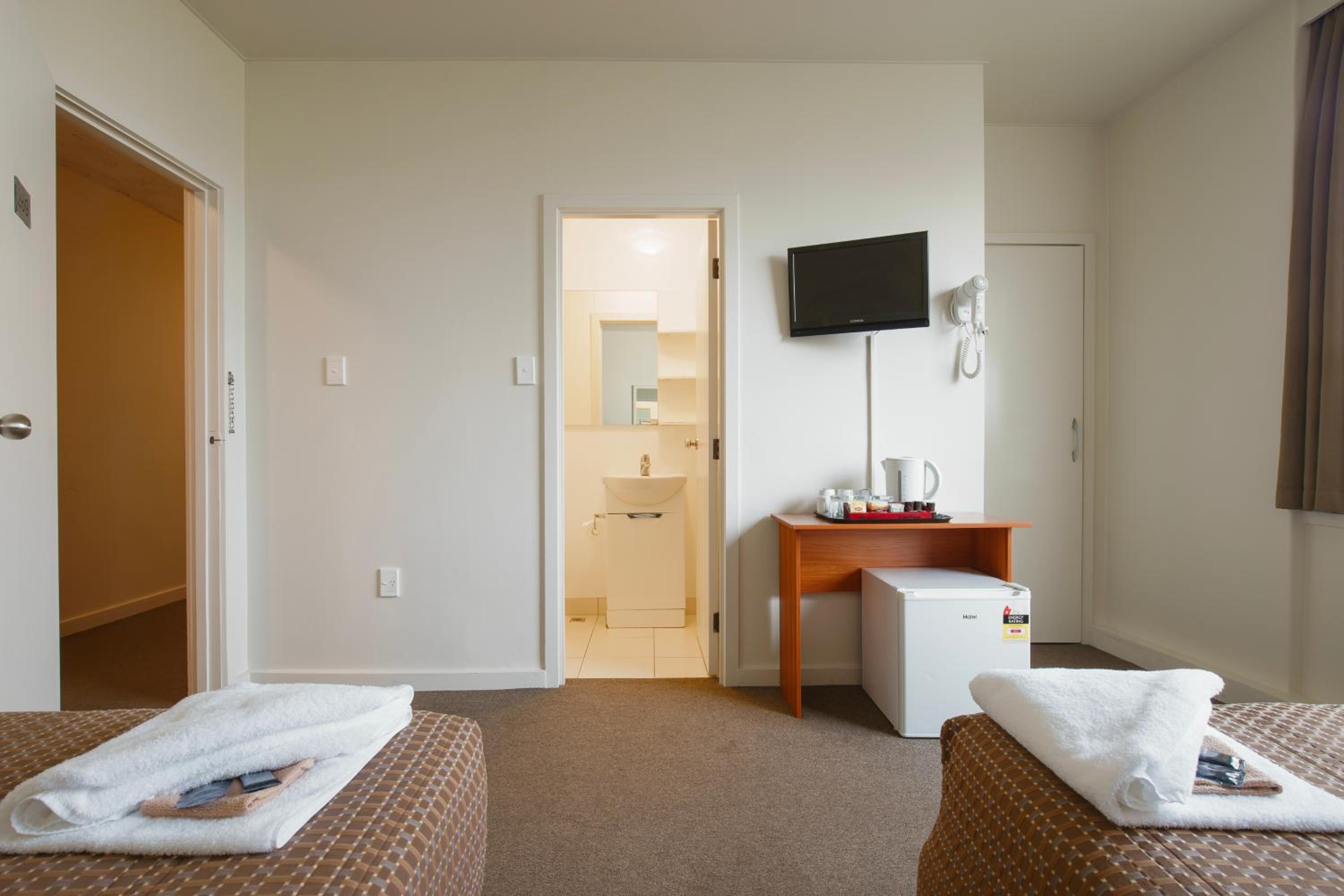 Twin Room with Bathroom - Photo 4
