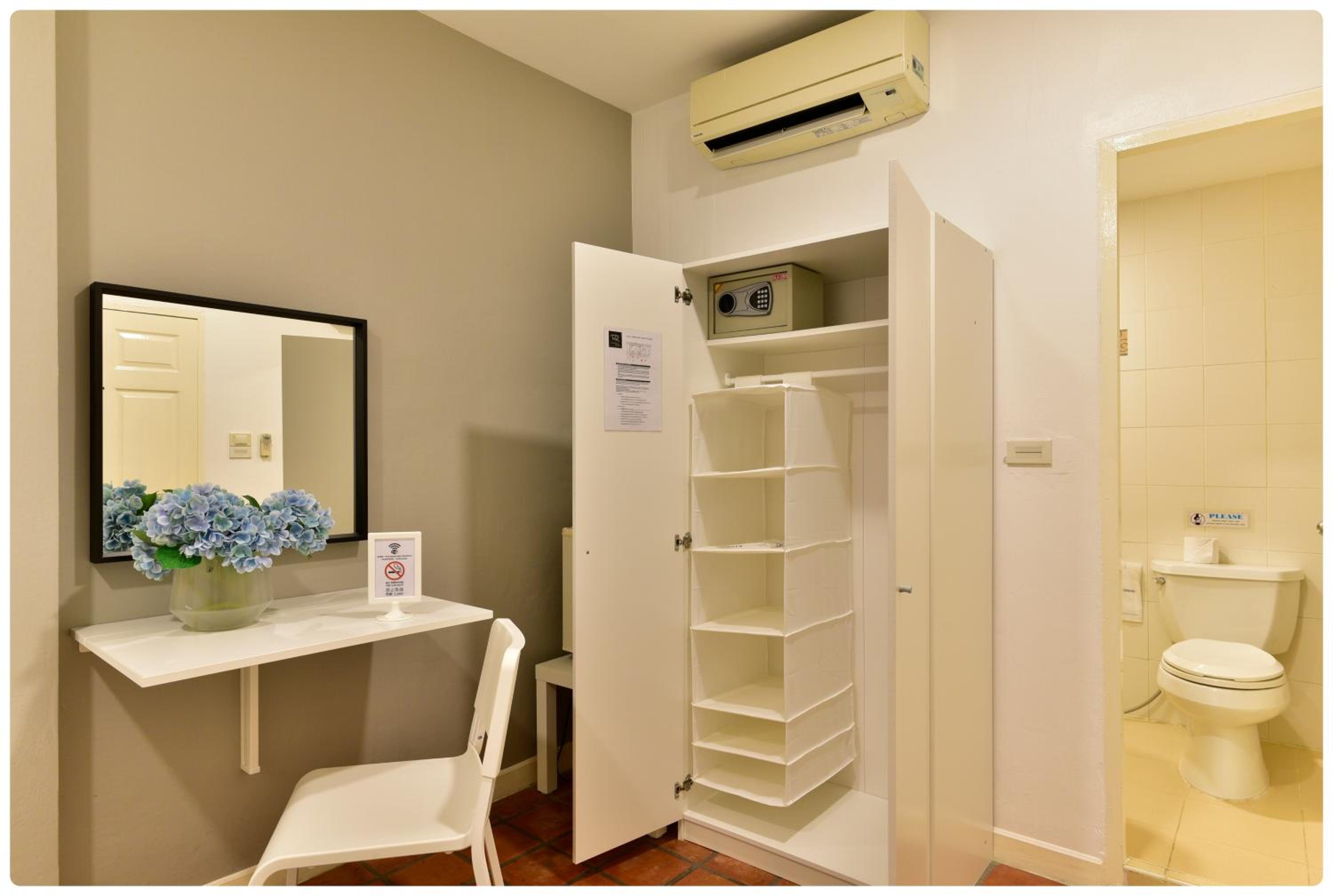 Standard Single Room - no window photo 3