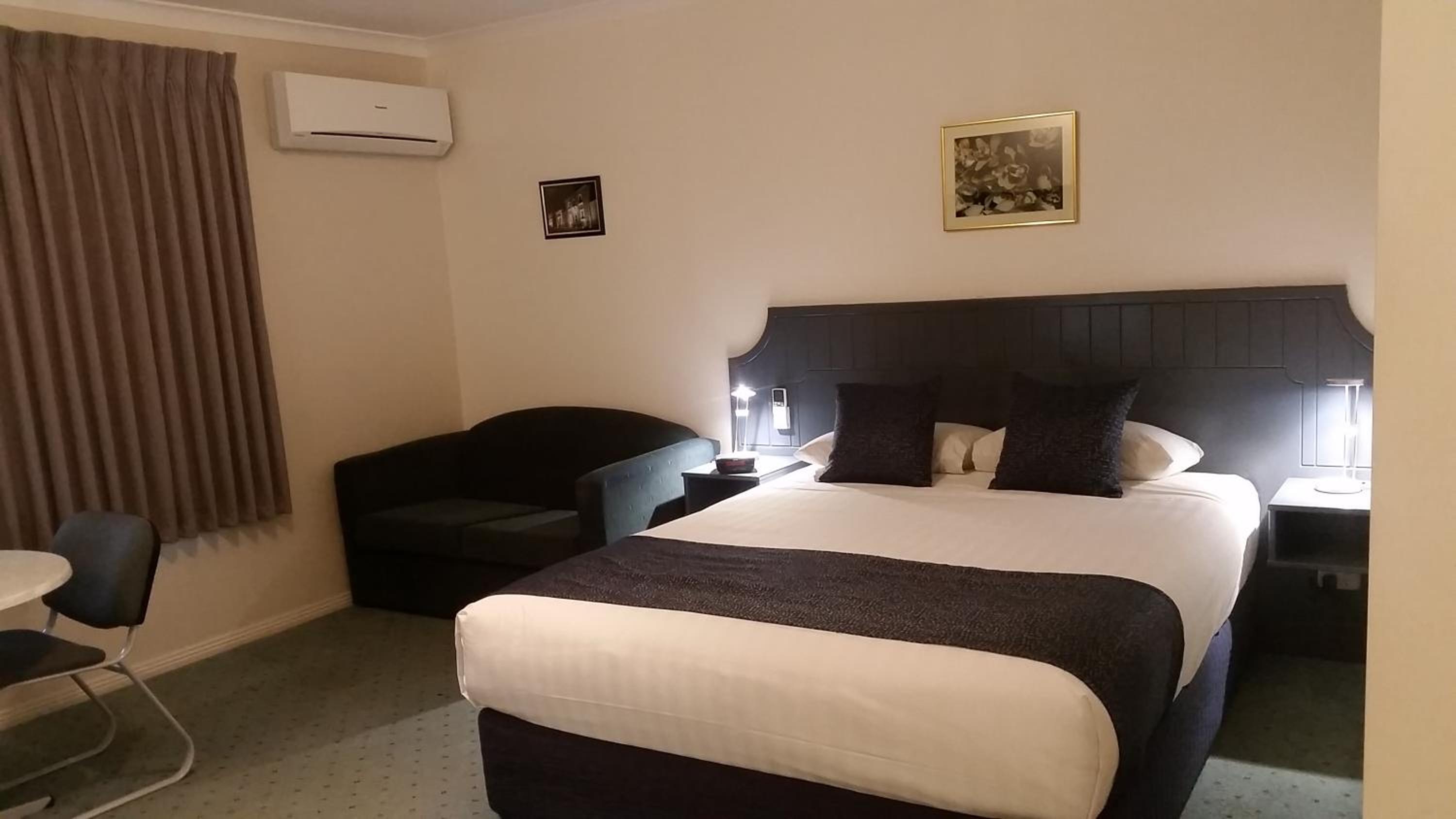 Queen Room photo 2