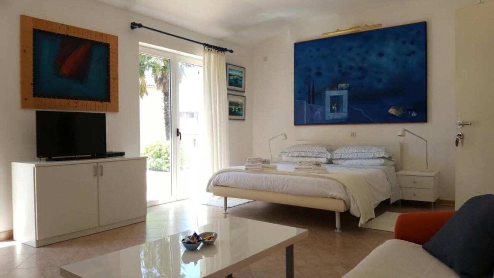 Studio Apartment photo 1