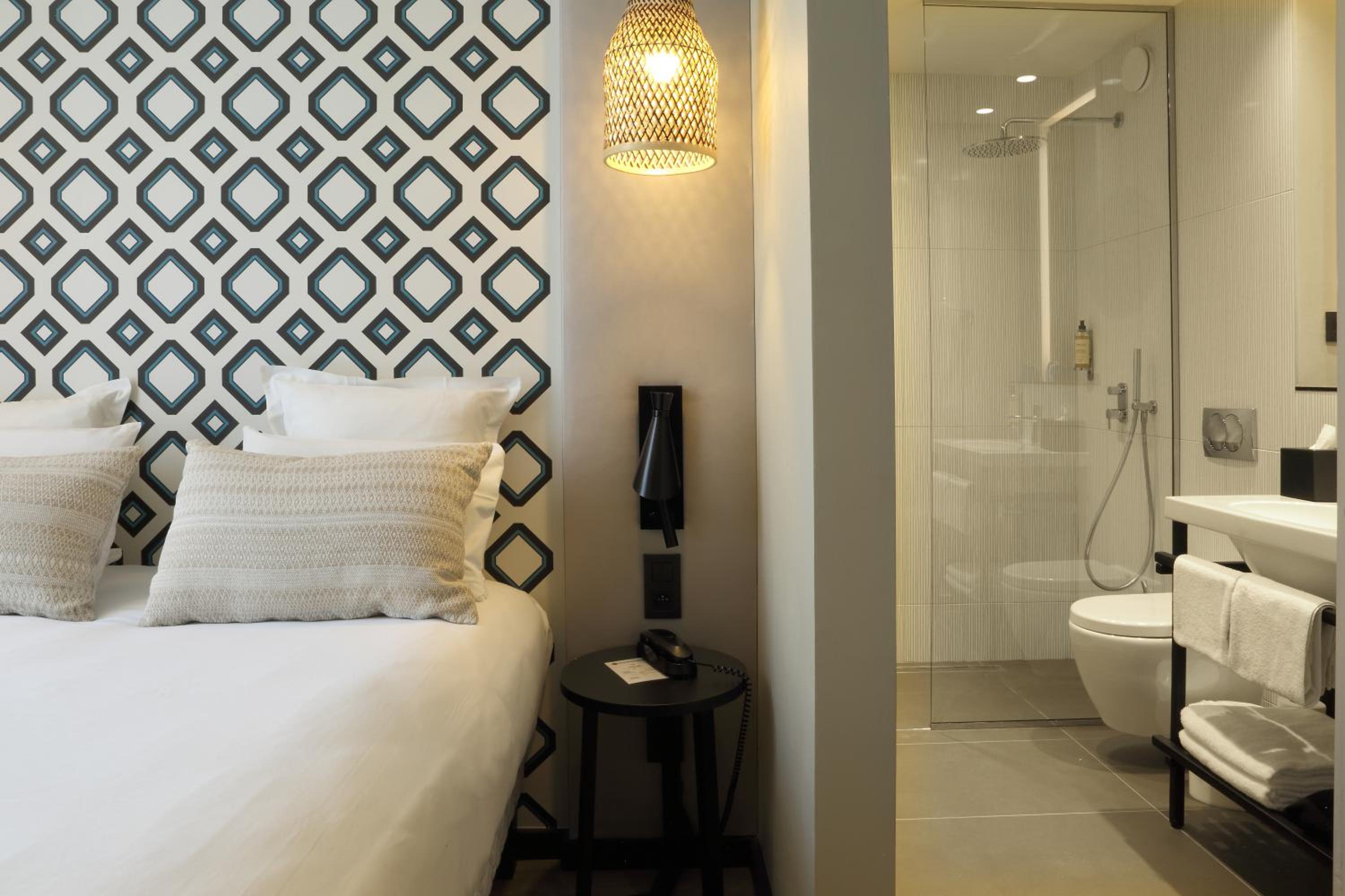 Comfort Queen Room thumbnail 6