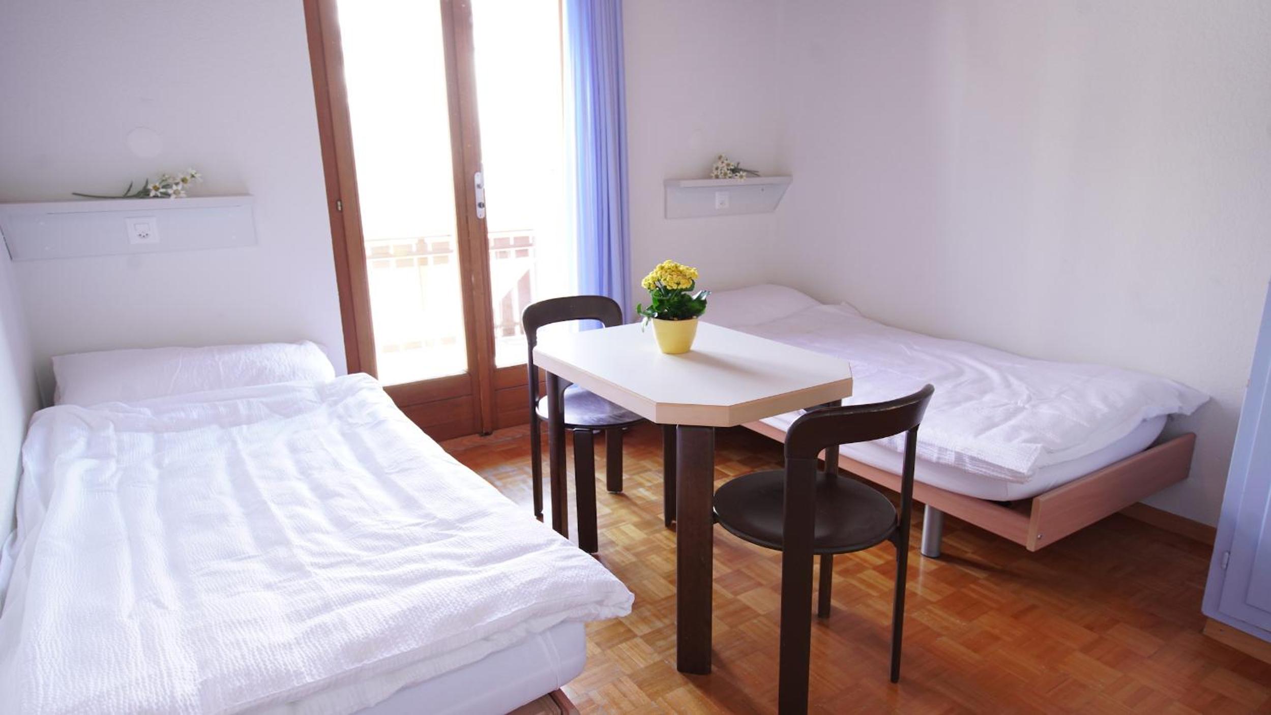 Twin Room with Private Bathroom - Photo 10