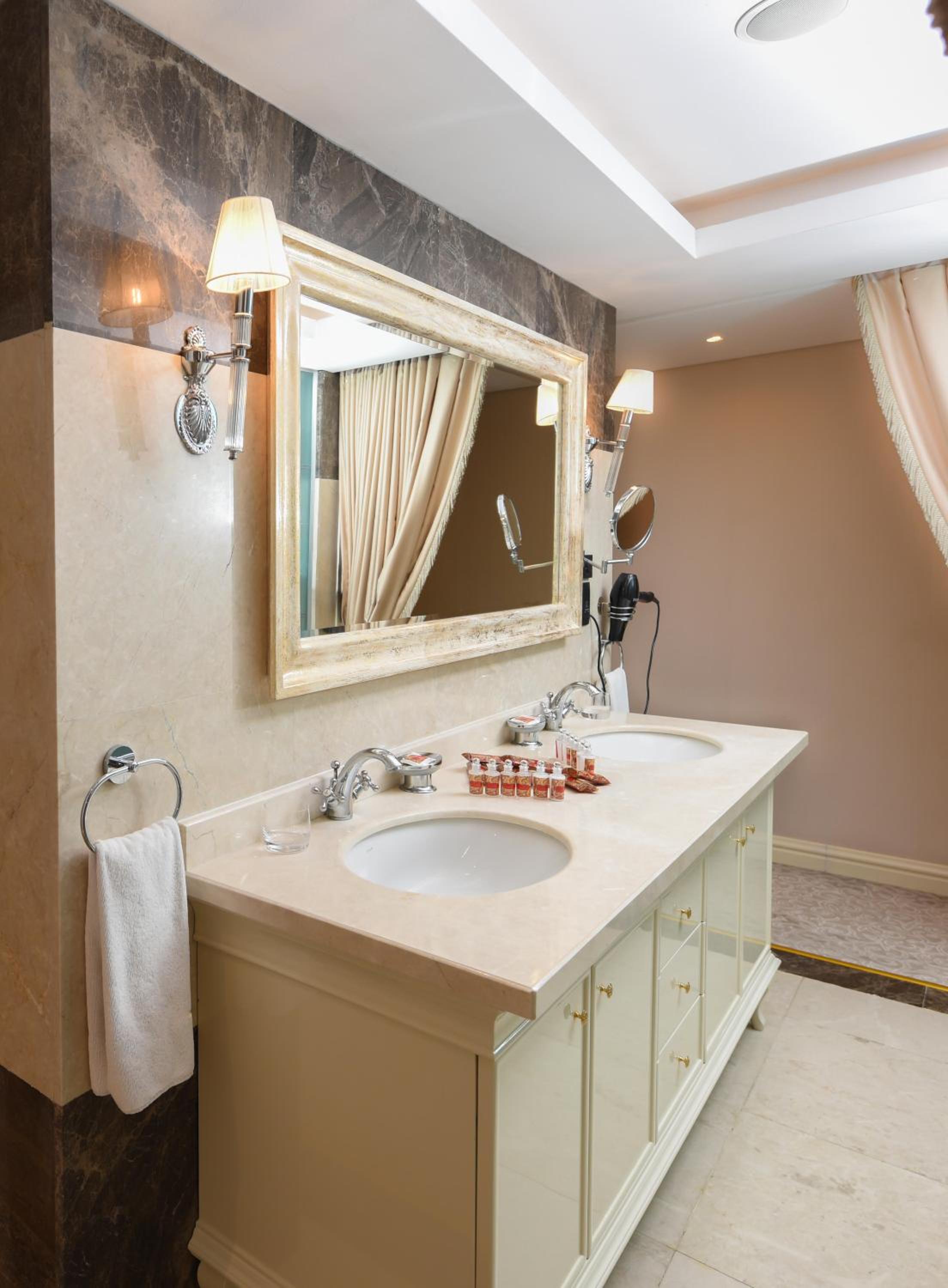 Honeymoon Suite photo 2
