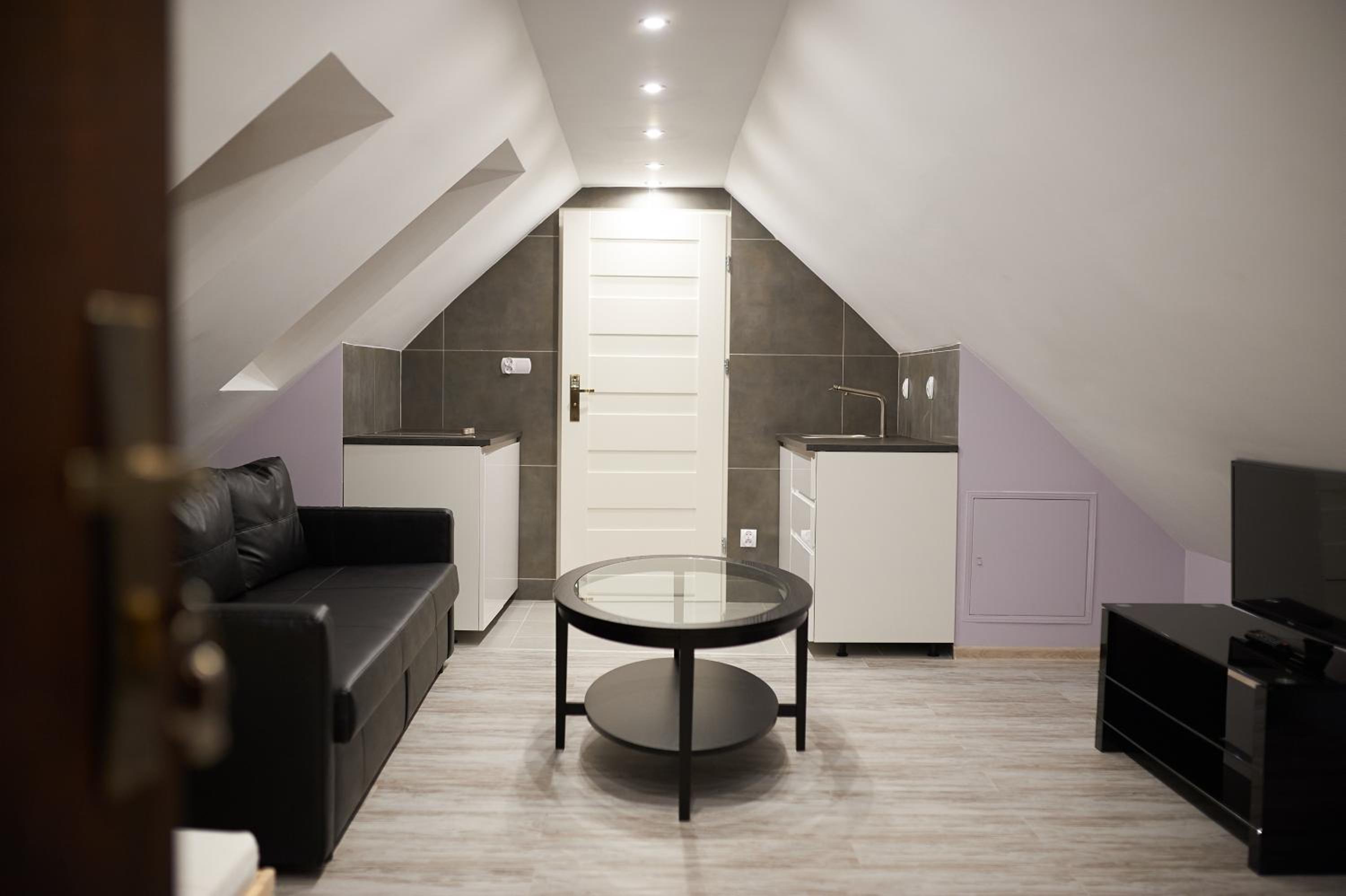 Deluxe Double Room (2 Adults + 1 Child) - Photo 1