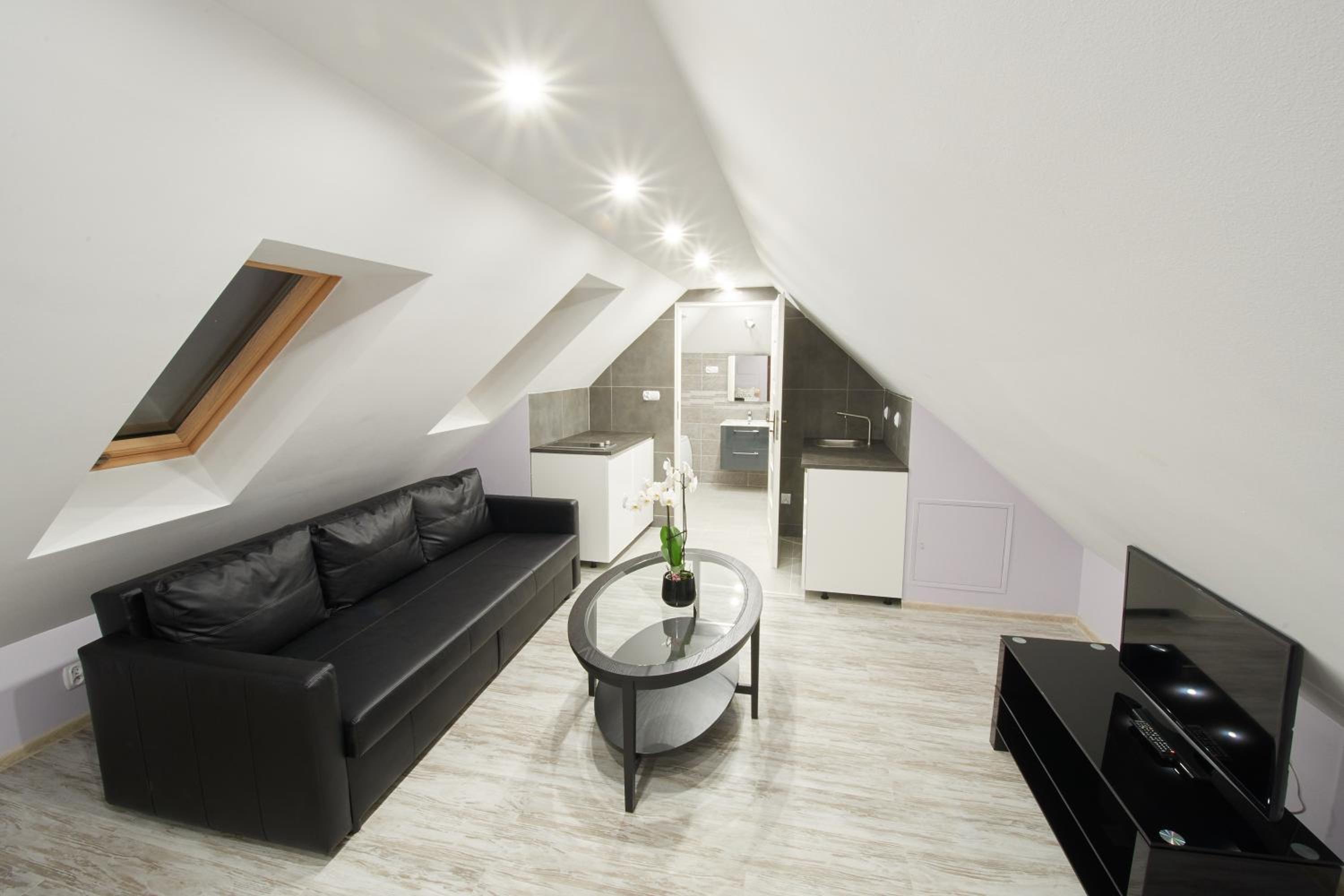 Deluxe Double Room (2 Adults + 1 Child) - Photo 7