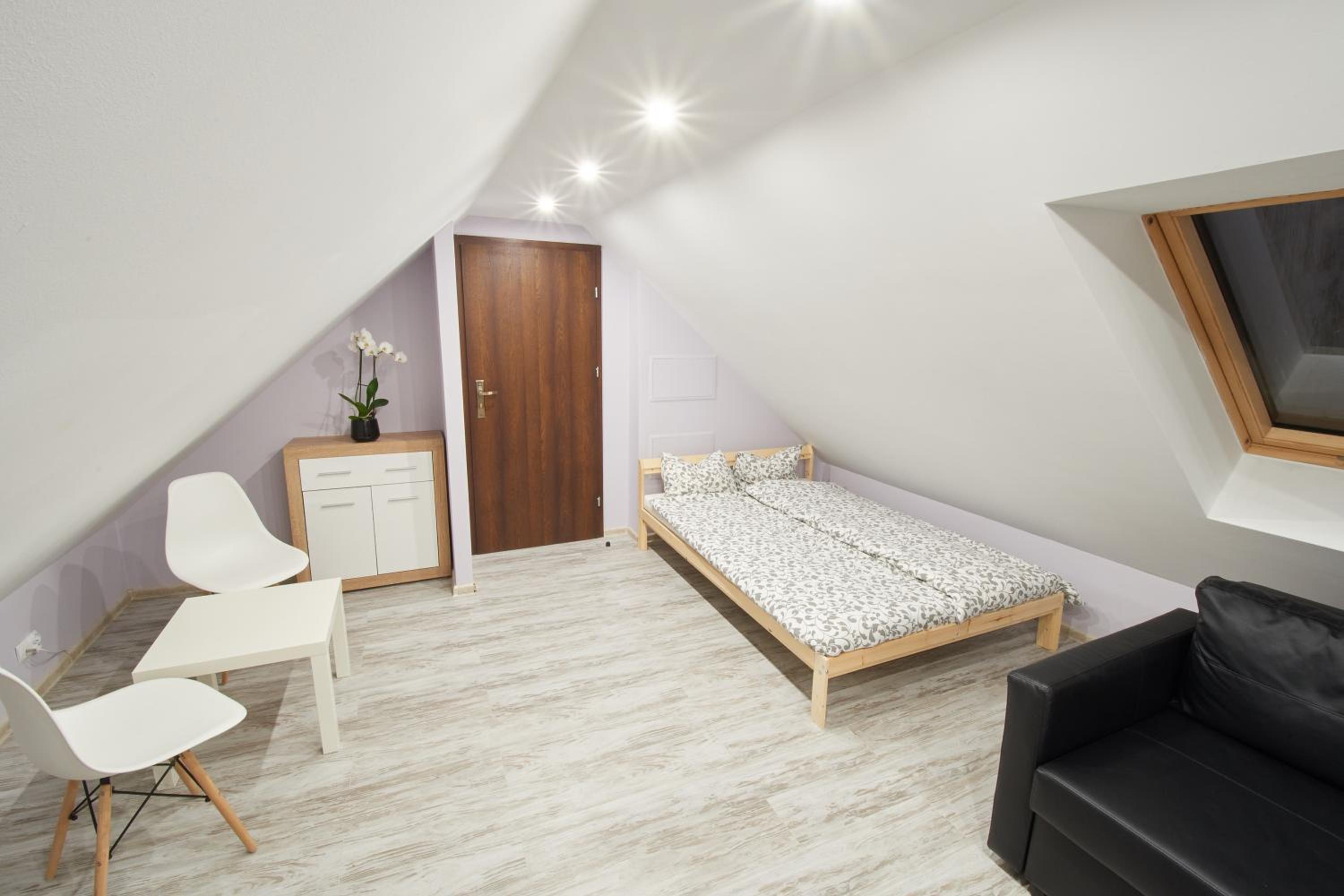 Deluxe Double Room (2 Adults + 1 Child) - Photo 5