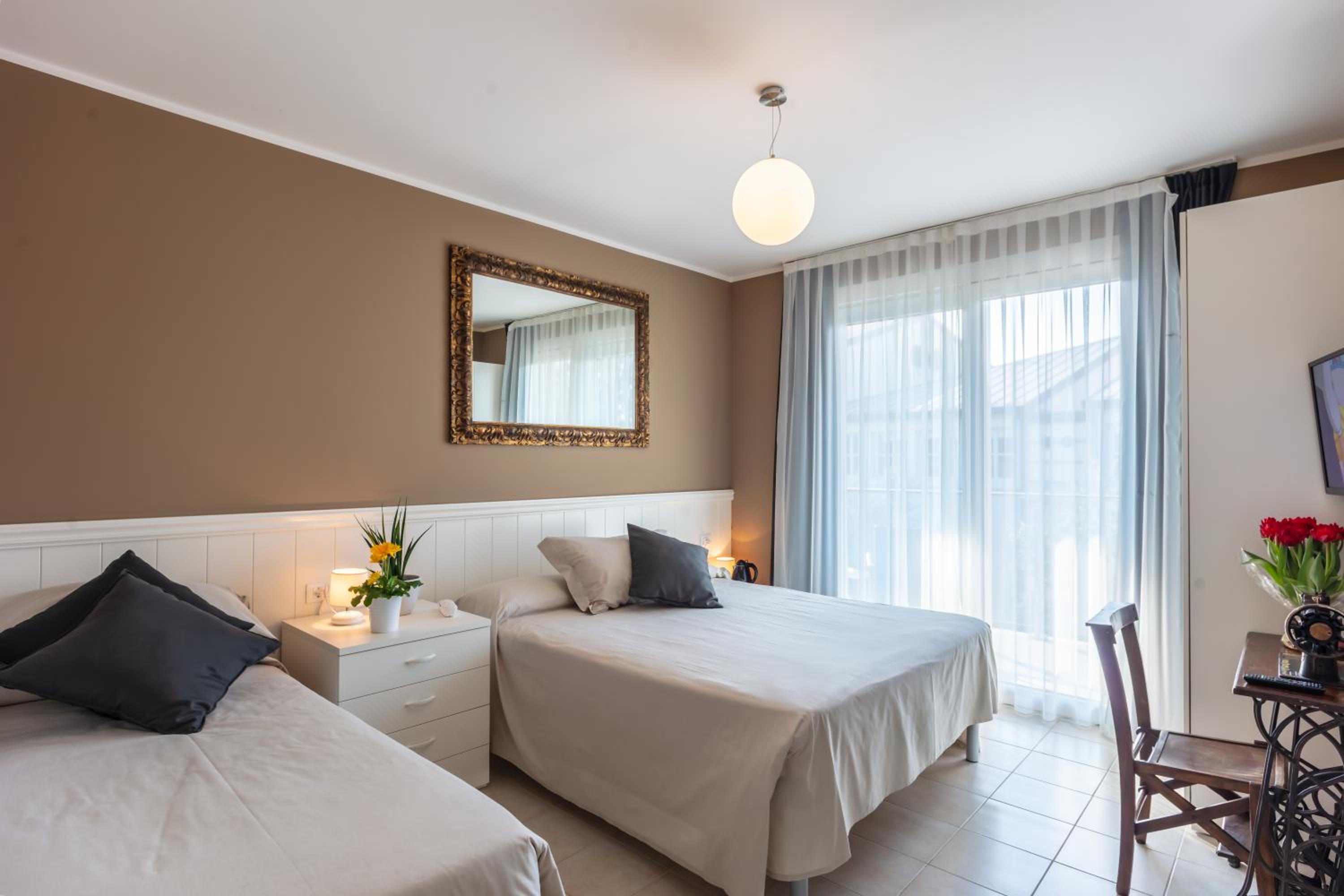 Suite with Balcony and Lake View