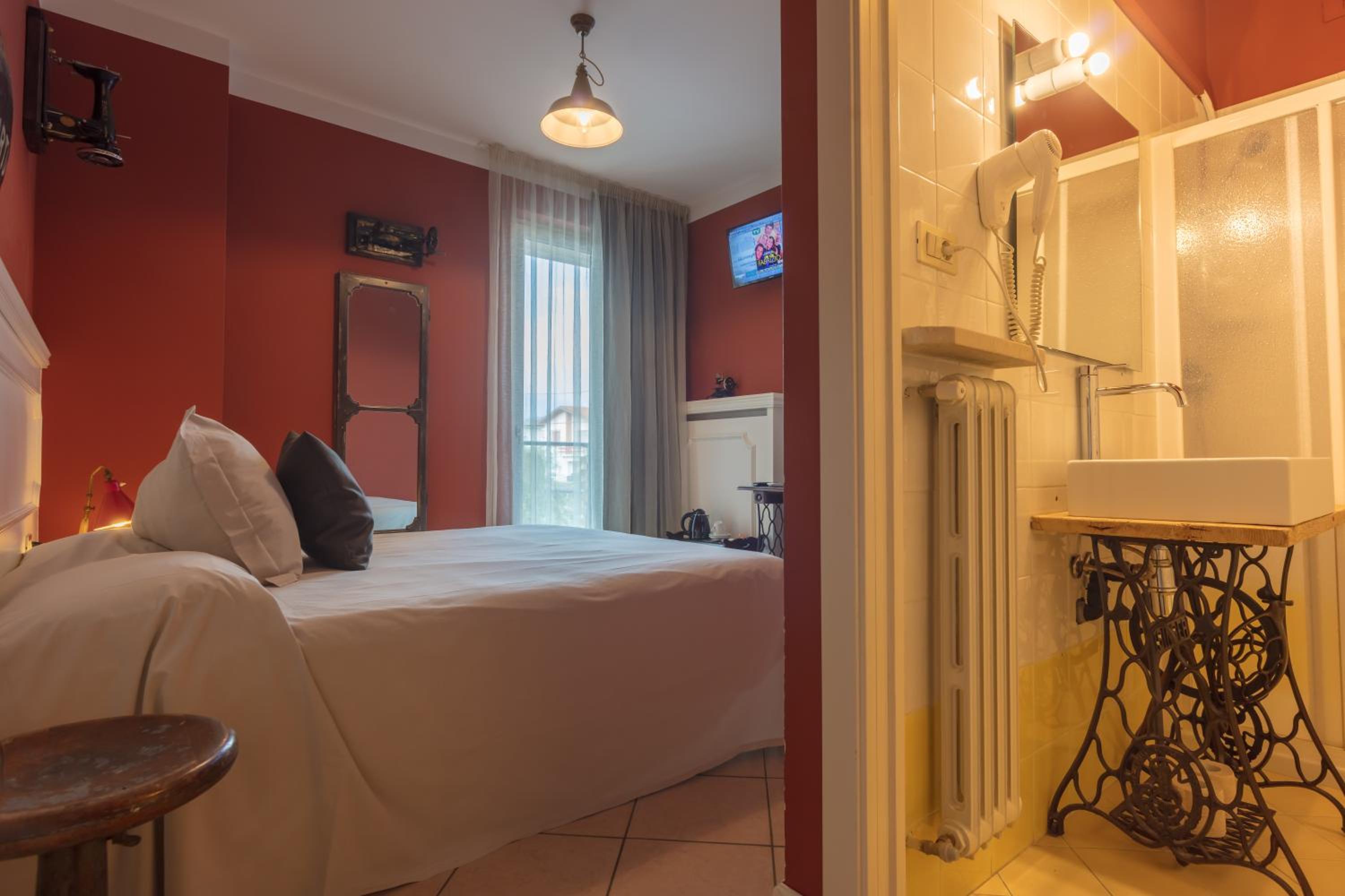 Suite with Balcony and Lake View