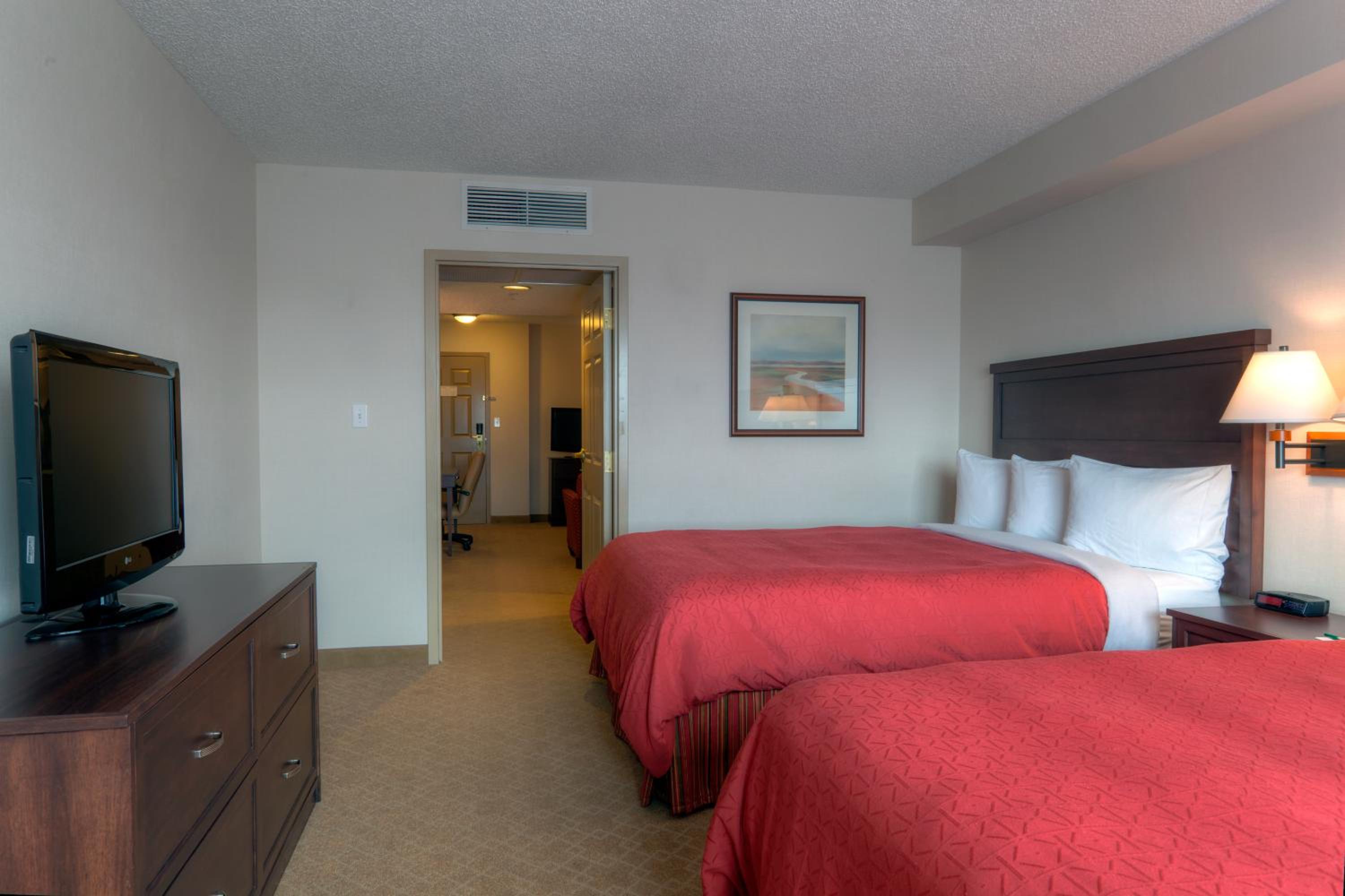 Queen Room with Two Queen Beds - Non-Smoking - Photo 5