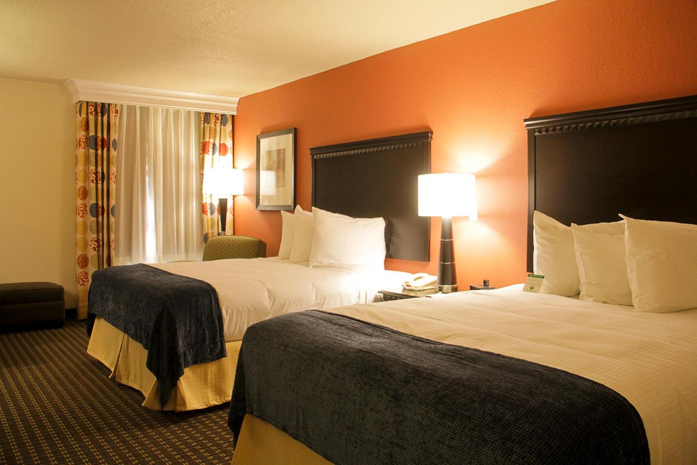 Business Queen Room with Two Queen Beds - Photo 1