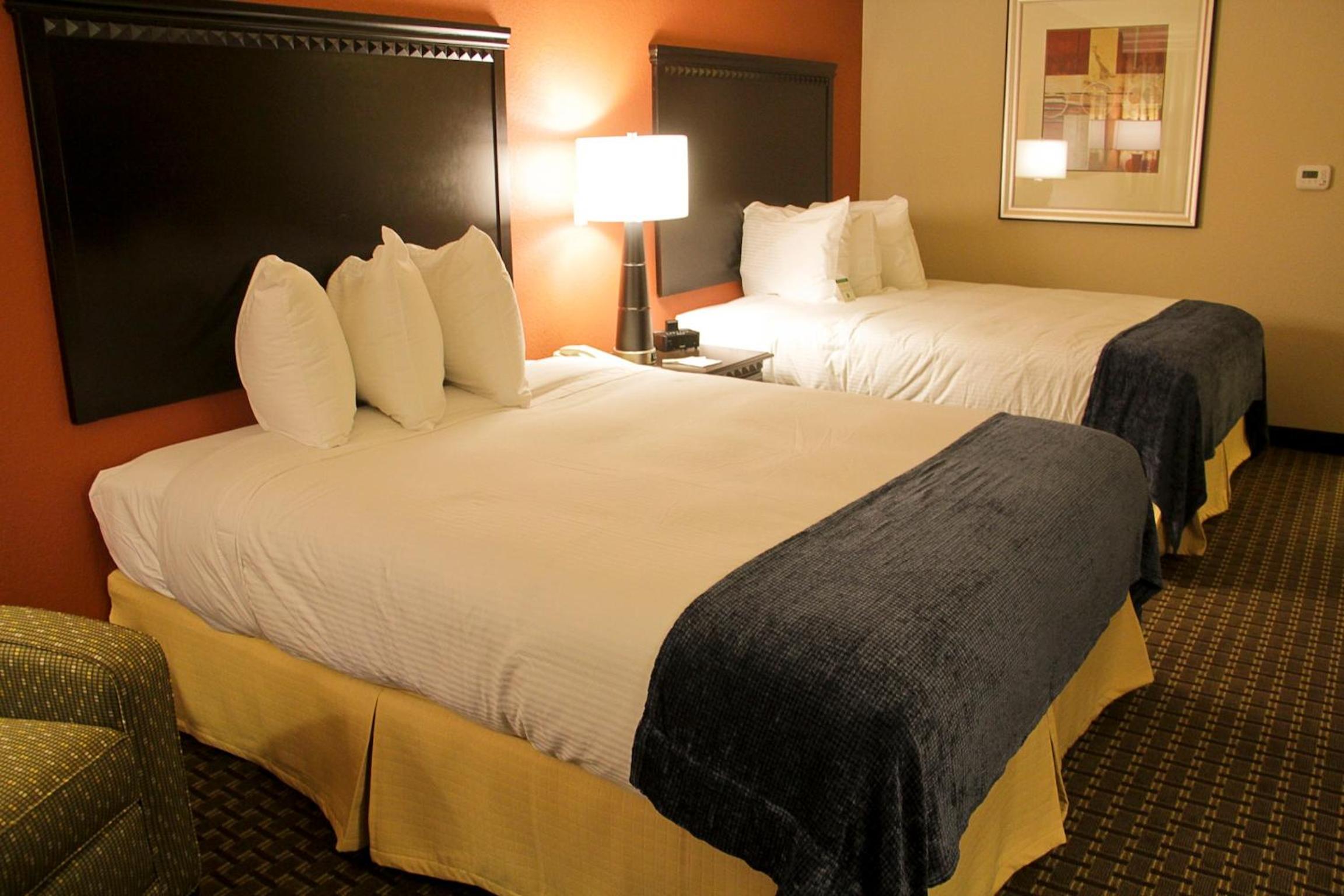 Business Queen Room with Two Queen Beds - Photo 7