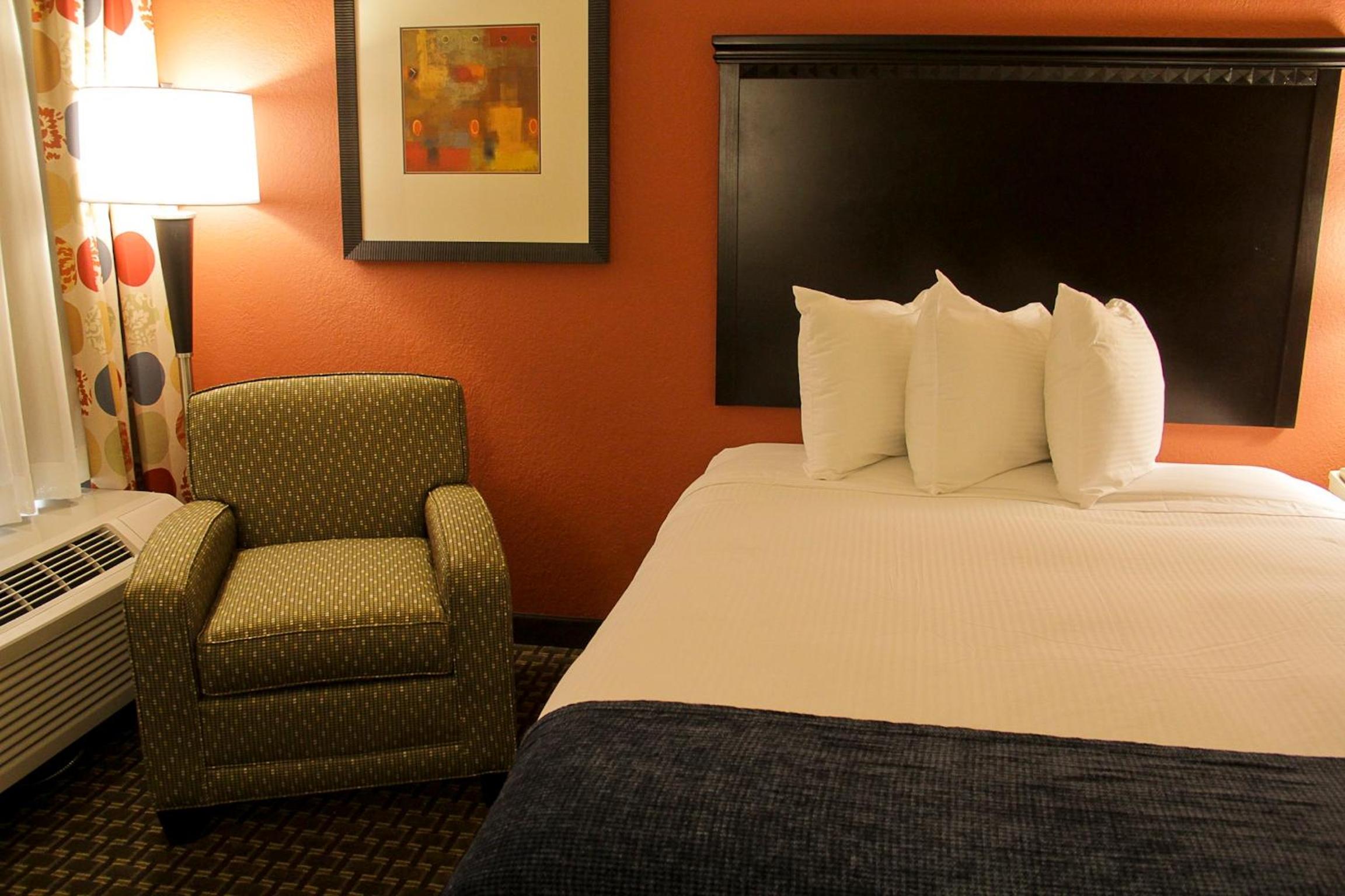 Business Queen Room with Two Queen Beds - Photo 6