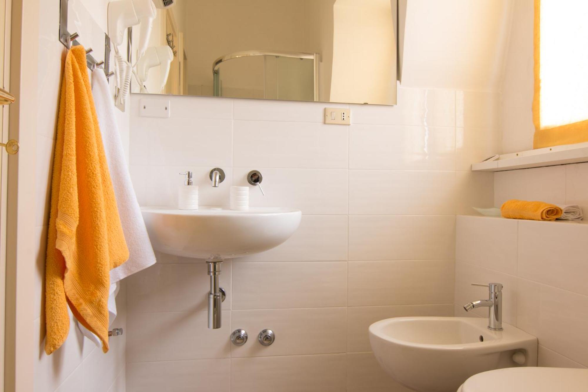 Quadruple Room with Private Bathroom - Photo 9