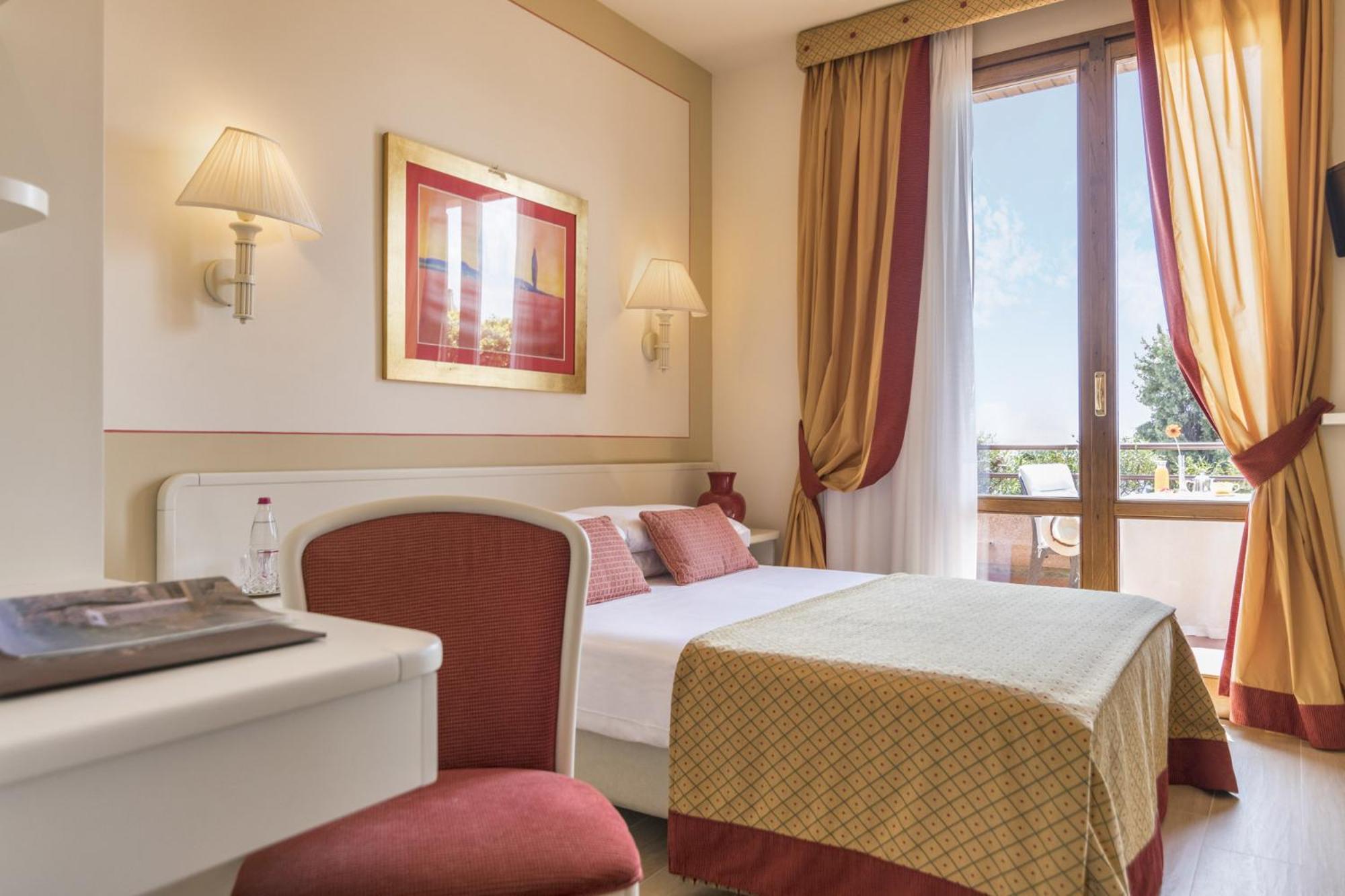 Double Room with Balcony - Photo 1