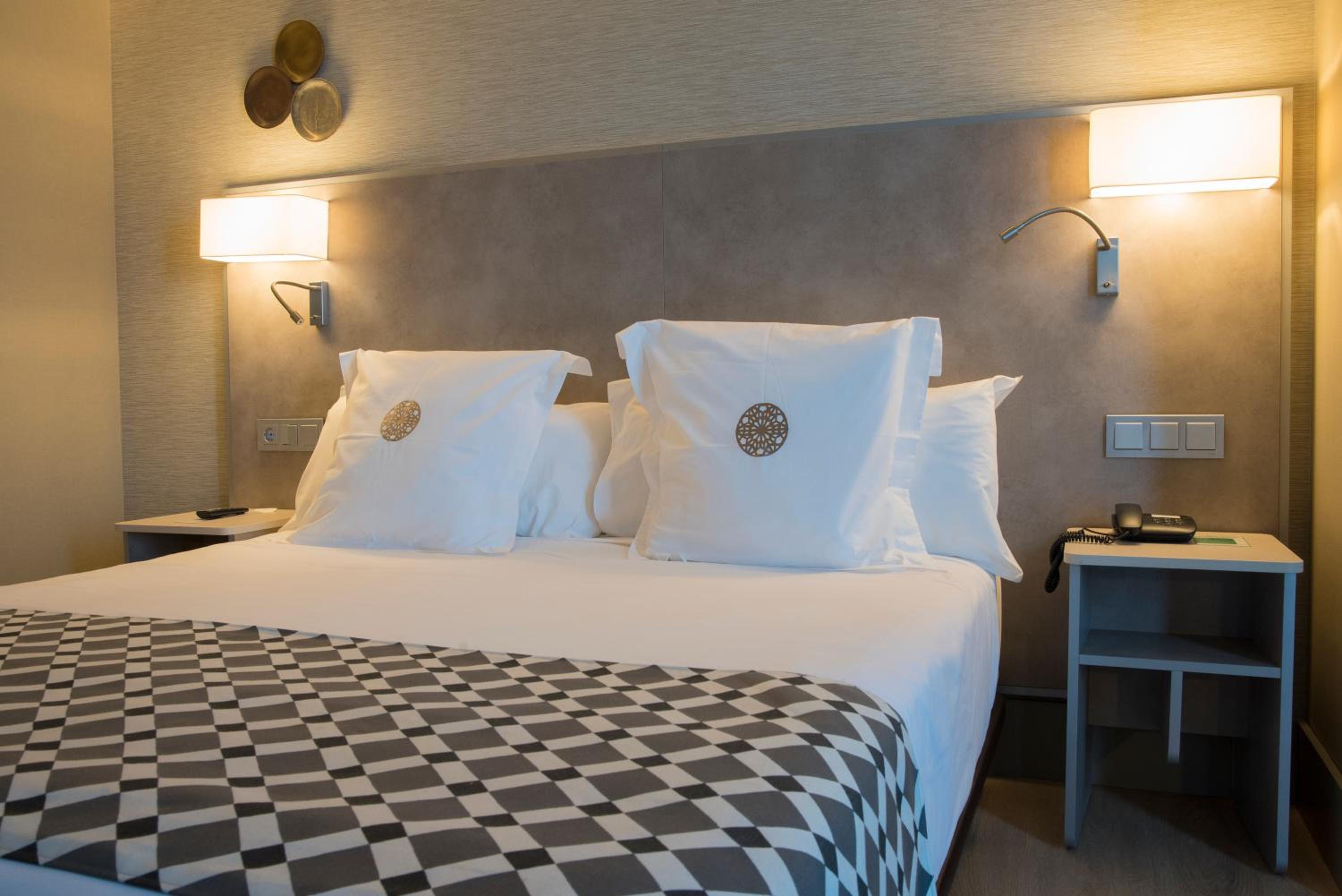 Premium Double or Twin Room - Photo 4