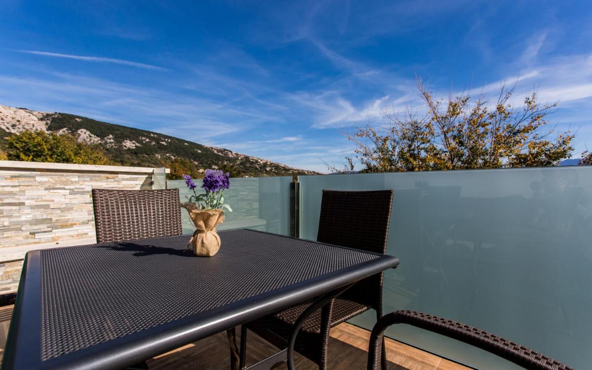 One-Bedroom Apartment with Balcony photo 3