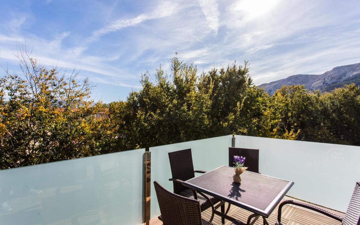 One-Bedroom Apartment with Balcony photo 1