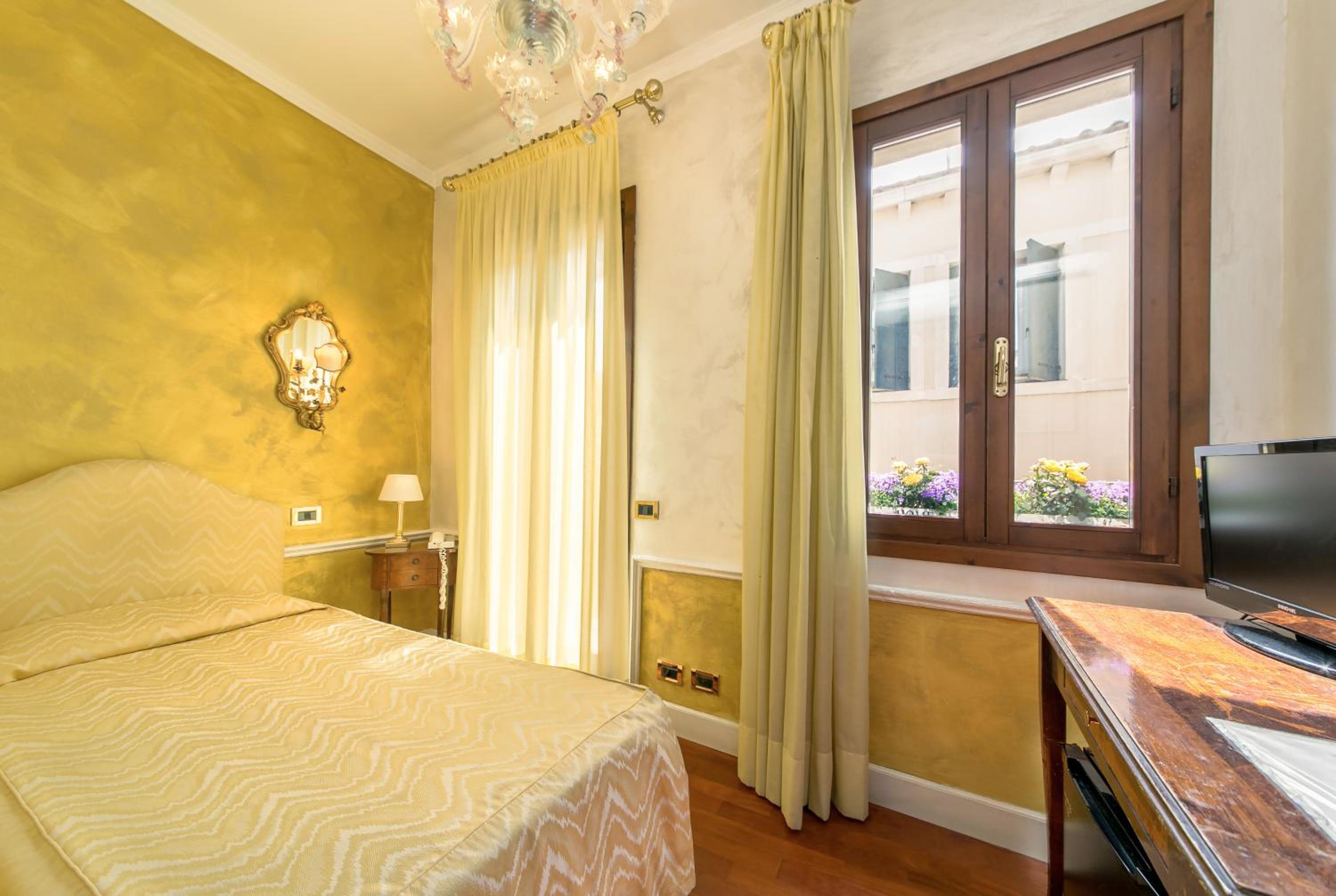 Single Room photo 2