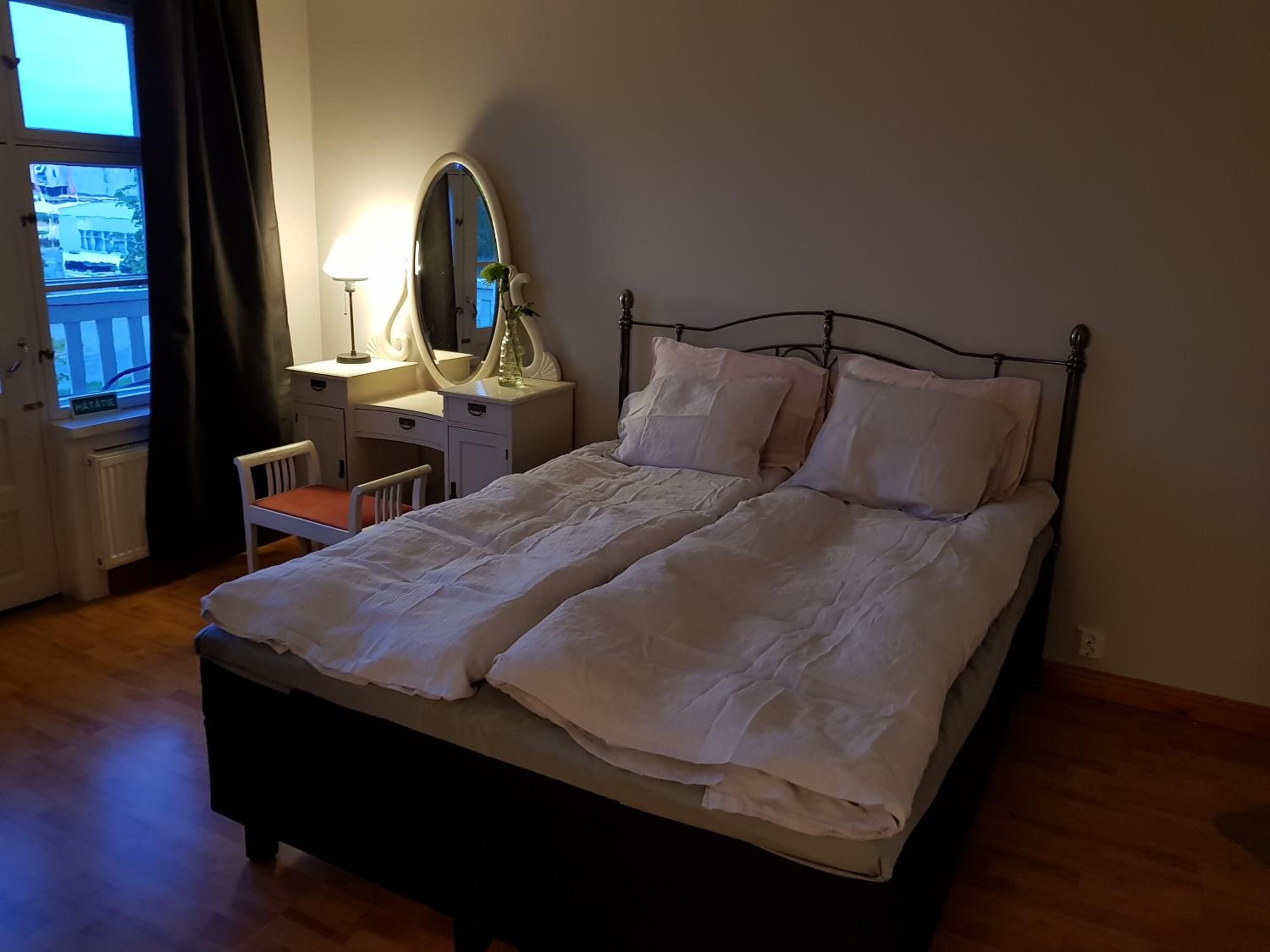 Deluxe Queen Room - Photo 7