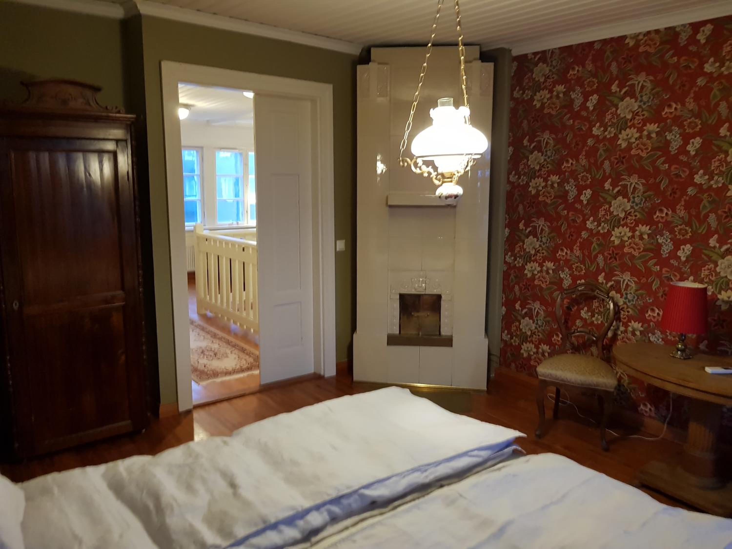 Deluxe Queen Room - Photo 8