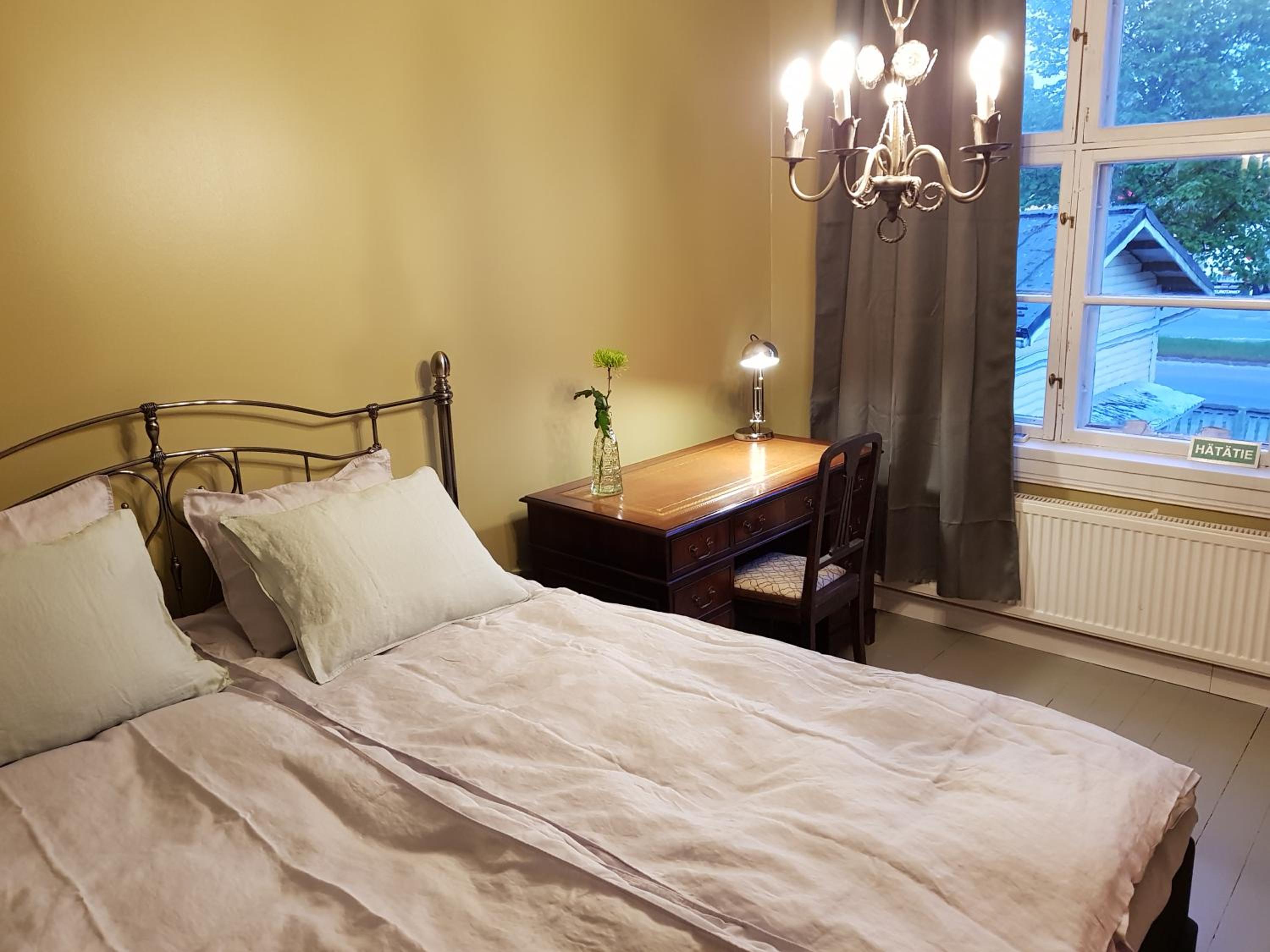Deluxe Queen Room - Photo 12