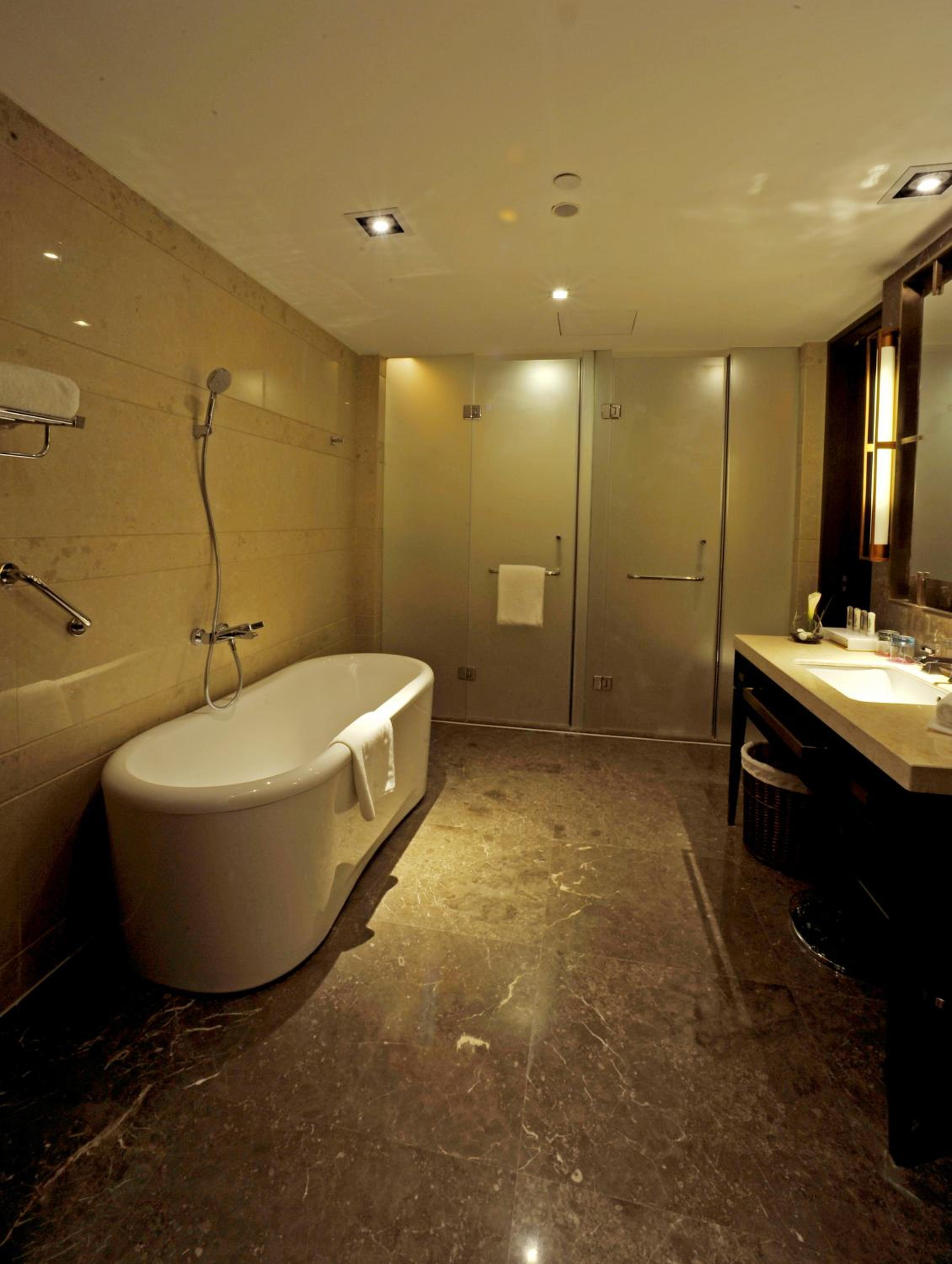 Standard Twin room with Da Long Lake View photo 3