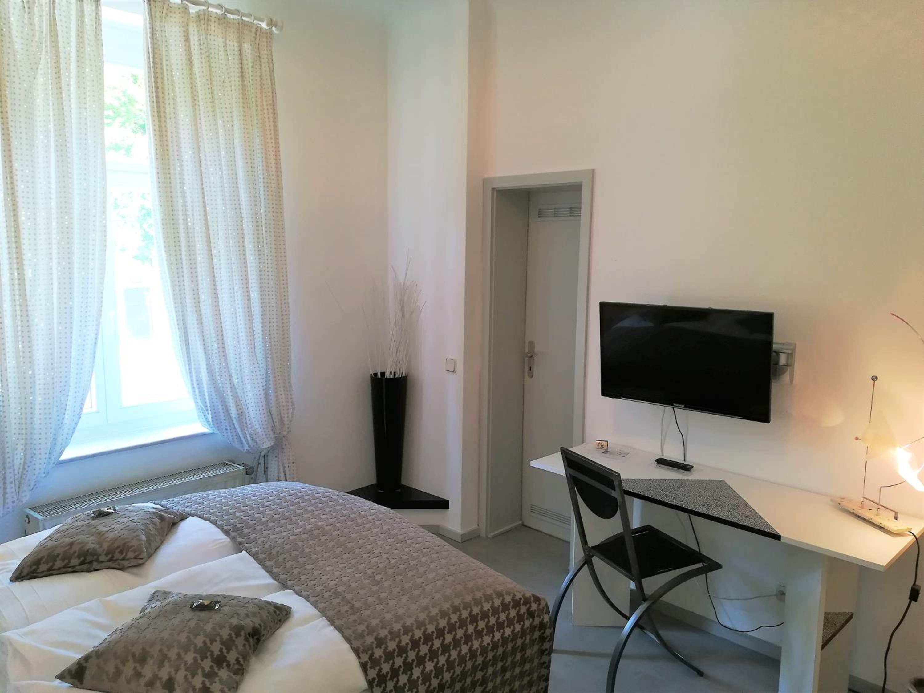 Budget Double Room - Photo 4