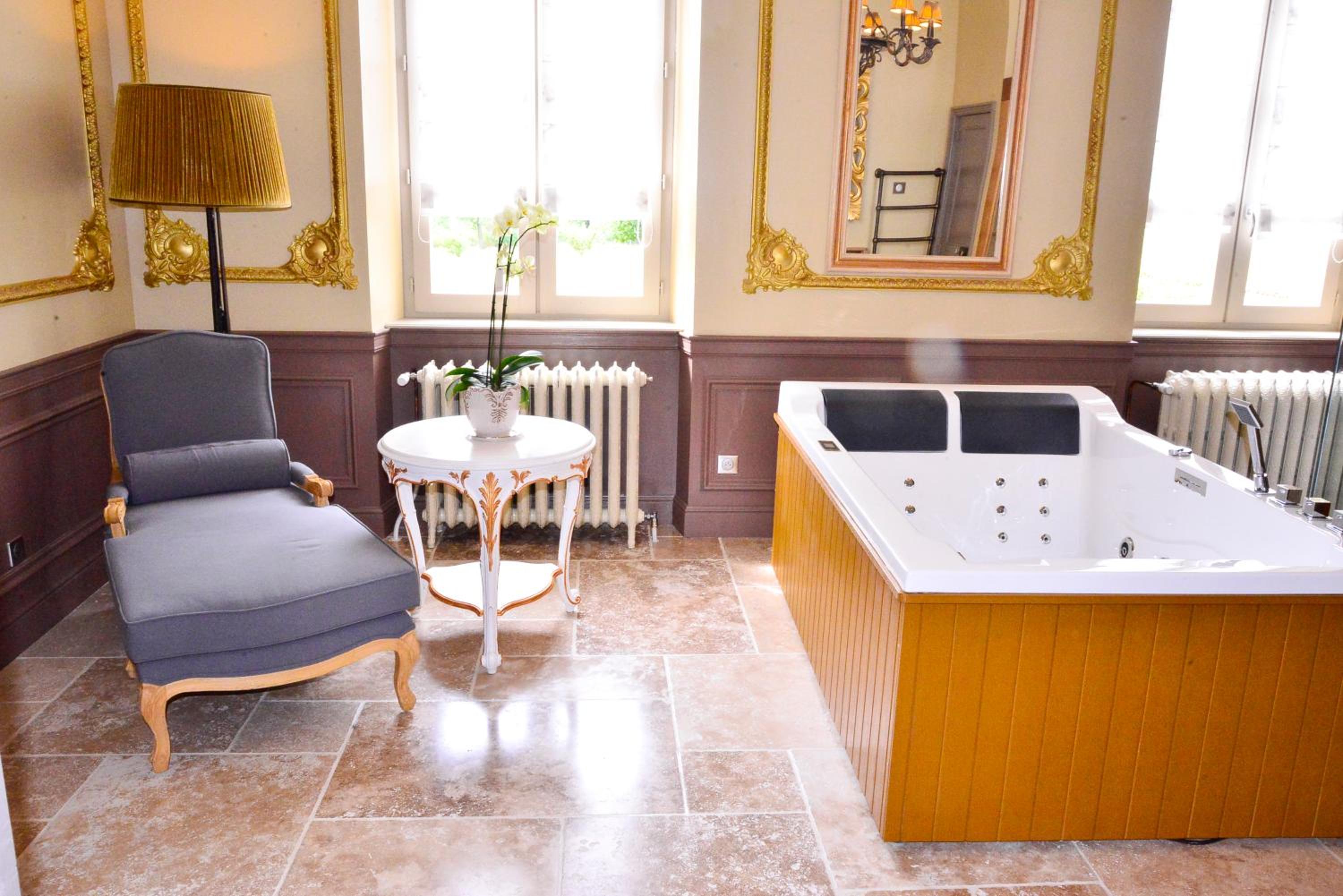 Deluxe Suite with Spa Bath photo 2