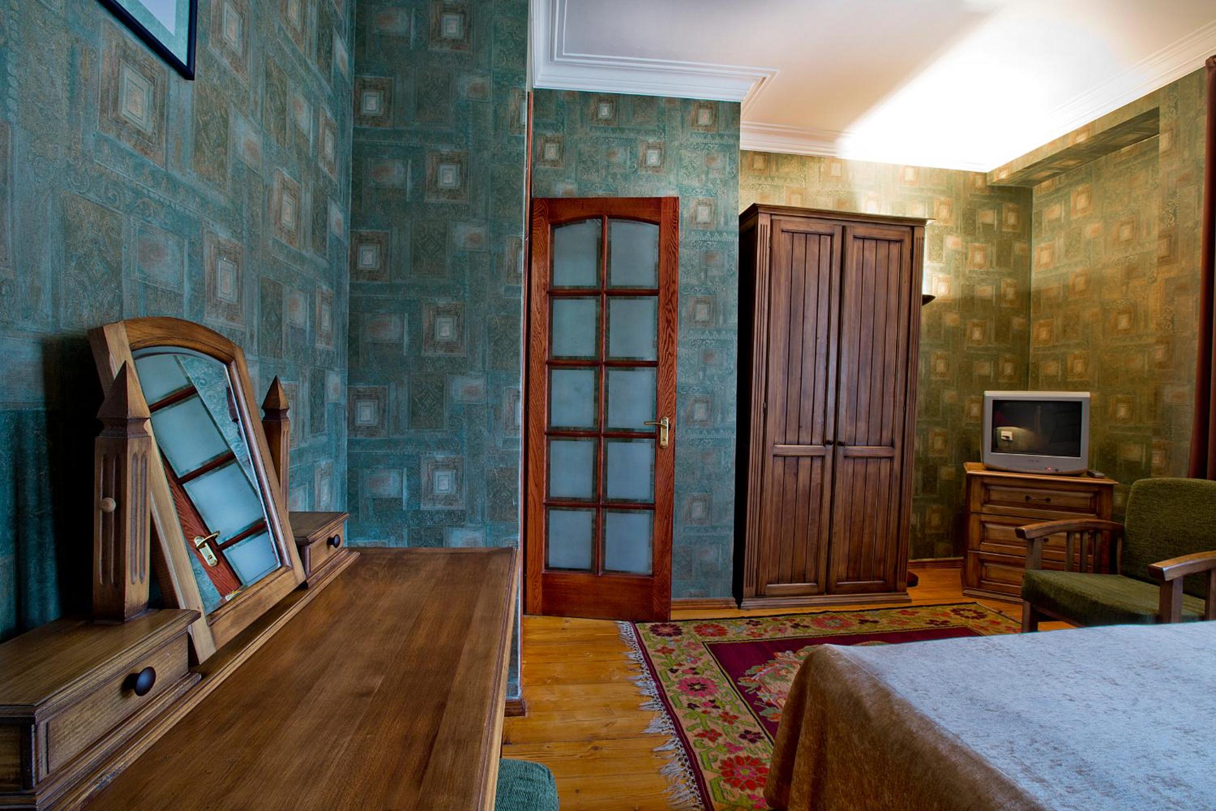 King Suite with Balcony photo 2
