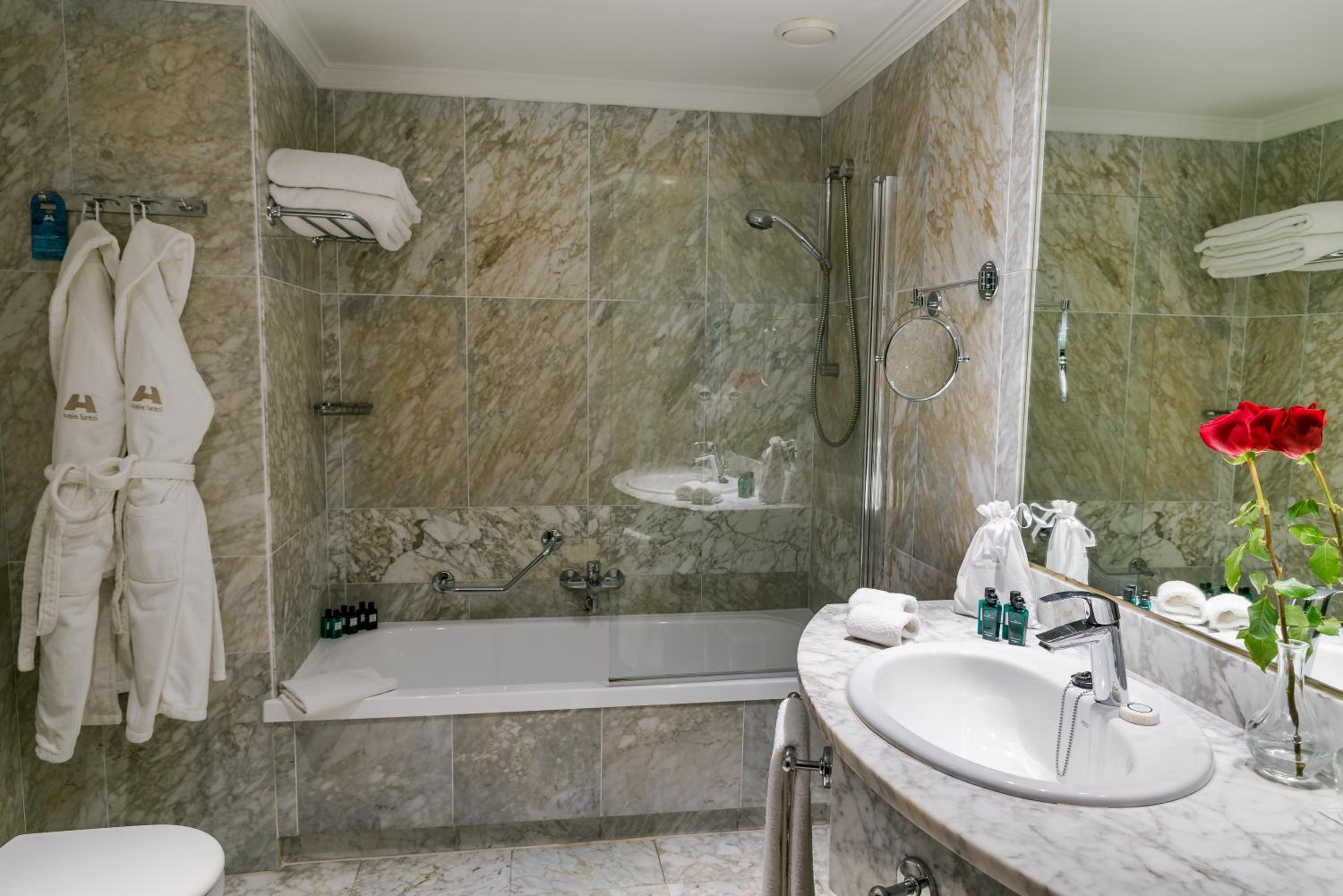 Classic Double or Twin Room with City / Interior View - Photo 6