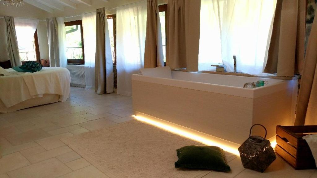 Double Room with Spa Bath - Photo 6